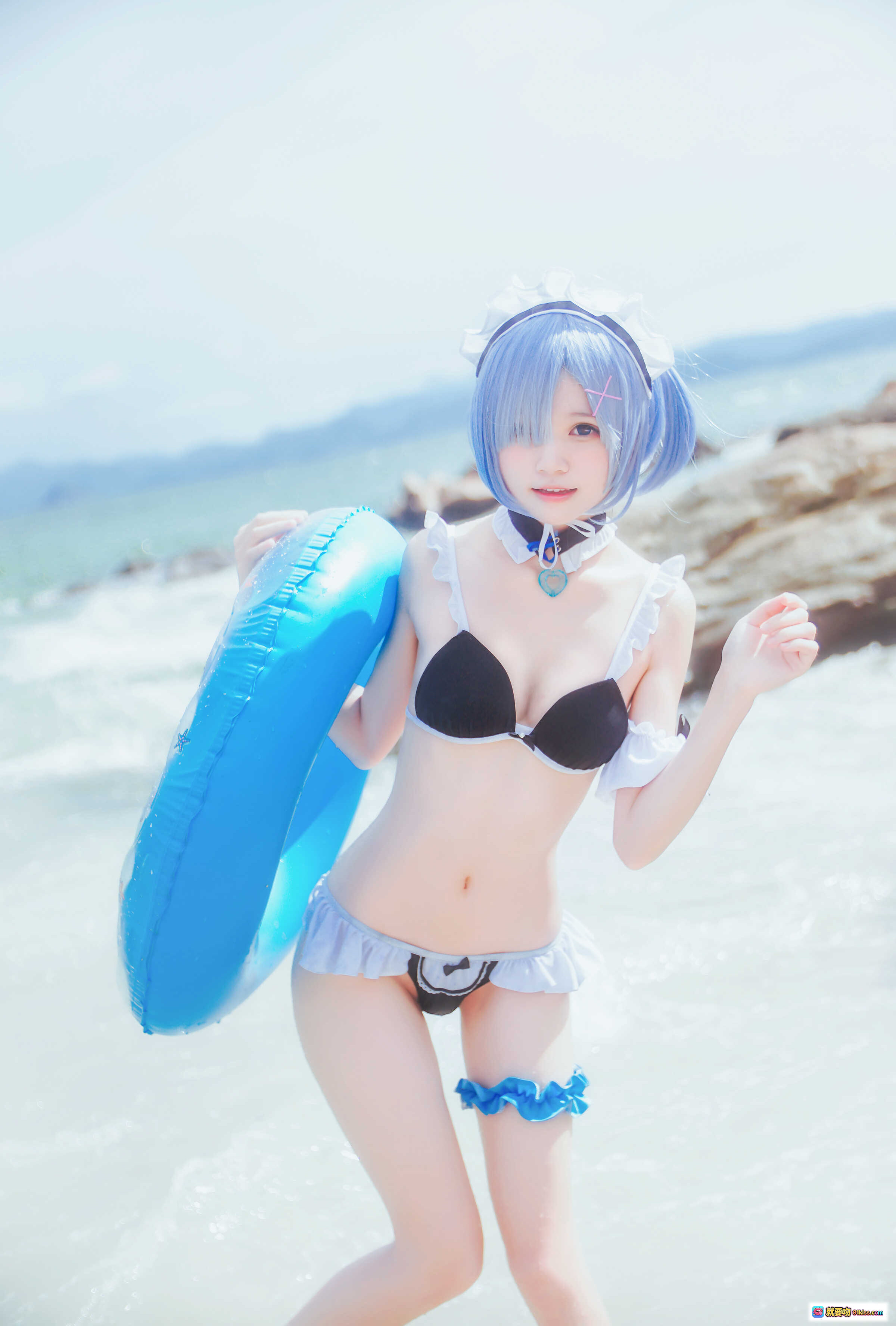 图片[3] - 桜桃喵蕾姆COS写真｜蓝发女仆泳装海边拍摄｜48P高清图集｜二次元动漫角色扮演 - 就要吻