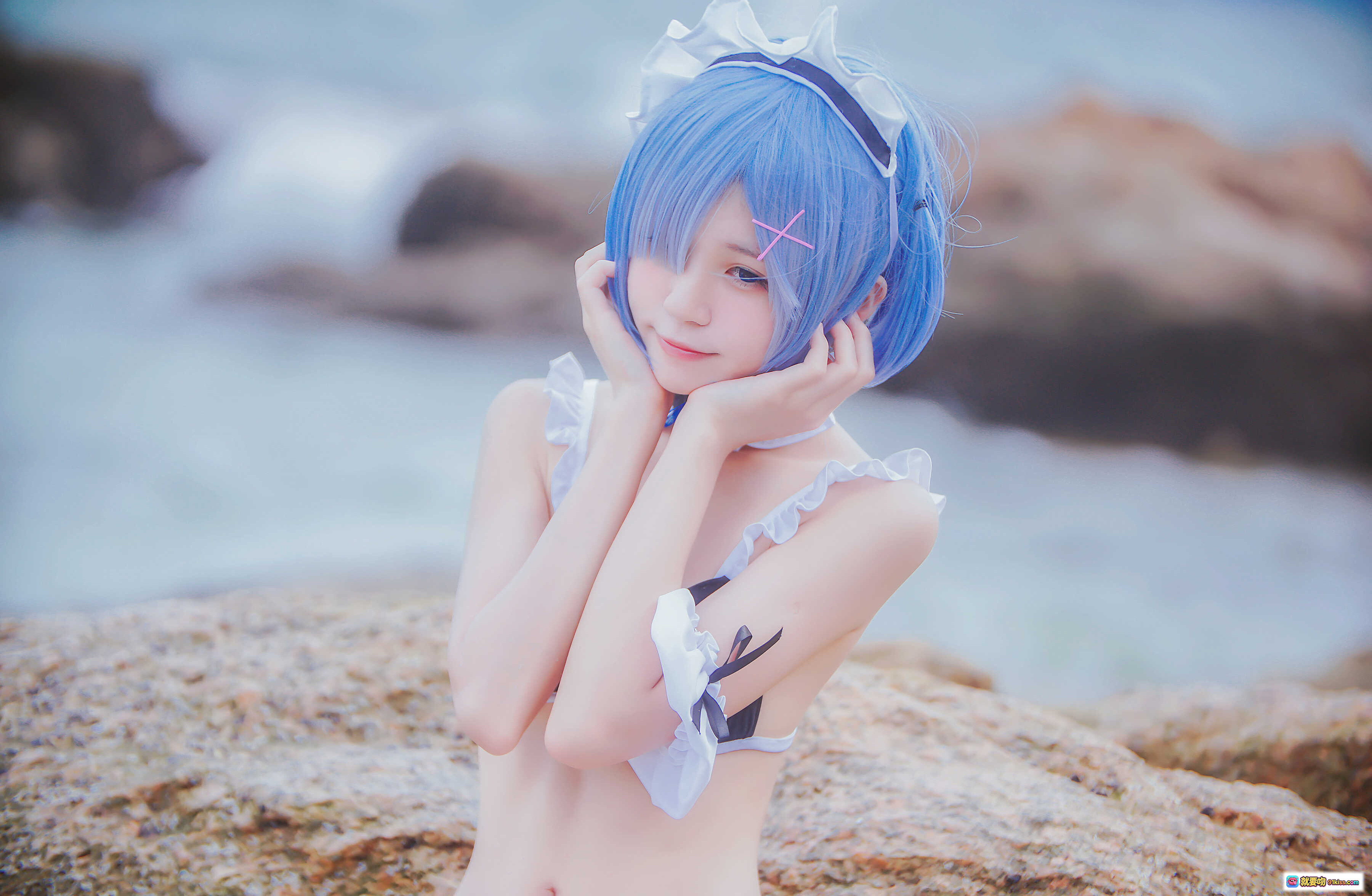图片[5] - 桜桃喵蕾姆COS写真｜蓝发女仆泳装海边拍摄｜48P高清图集｜二次元动漫角色扮演 - 就要吻