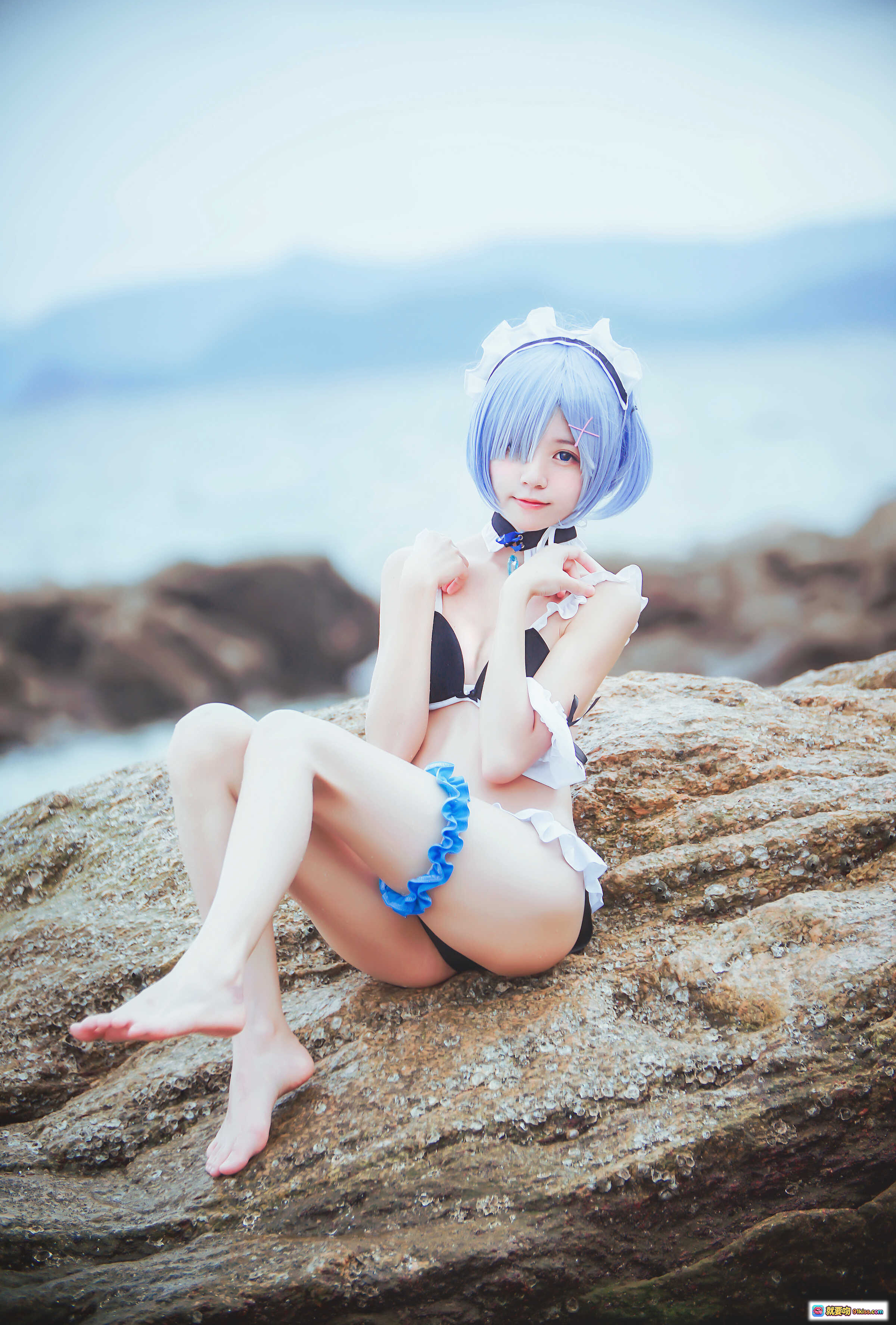 图片[10] - 桜桃喵蕾姆COS写真｜蓝发女仆泳装海边拍摄｜48P高清图集｜二次元动漫角色扮演 - 就要吻