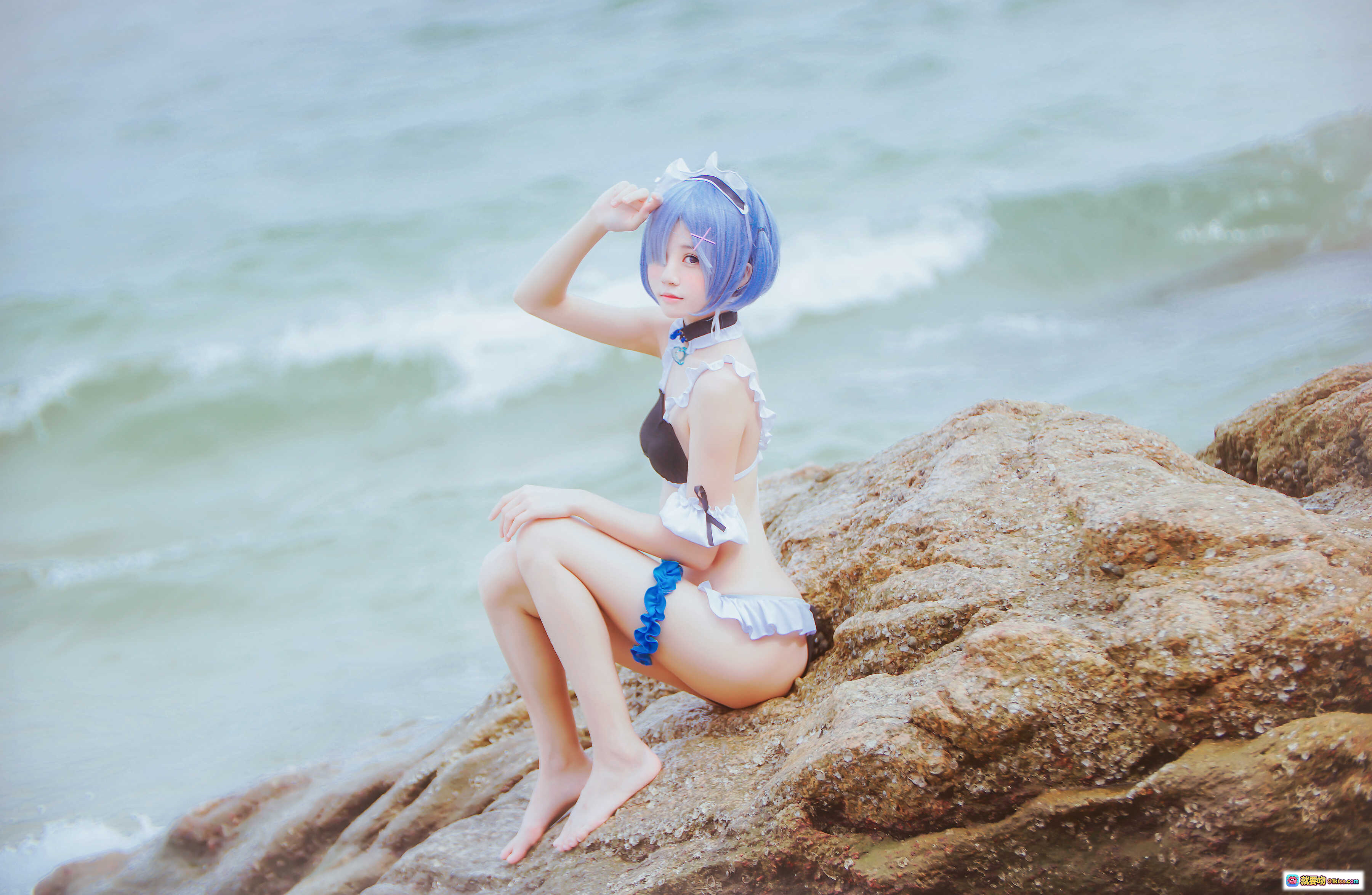 图片[9] - 桜桃喵蕾姆COS写真｜蓝发女仆泳装海边拍摄｜48P高清图集｜二次元动漫角色扮演 - 就要吻