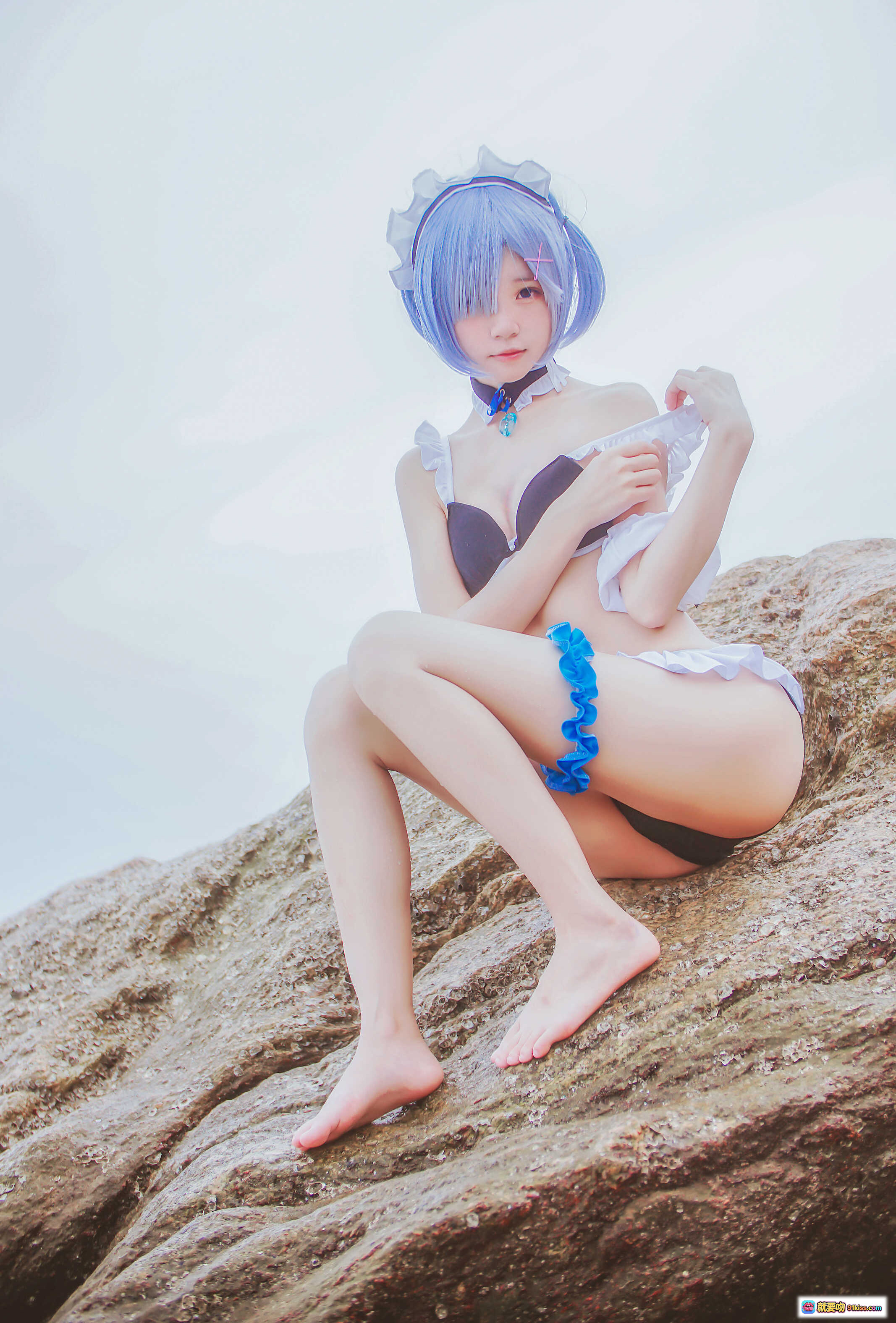 图片[8] - 桜桃喵蕾姆COS写真｜蓝发女仆泳装海边拍摄｜48P高清图集｜二次元动漫角色扮演 - 就要吻