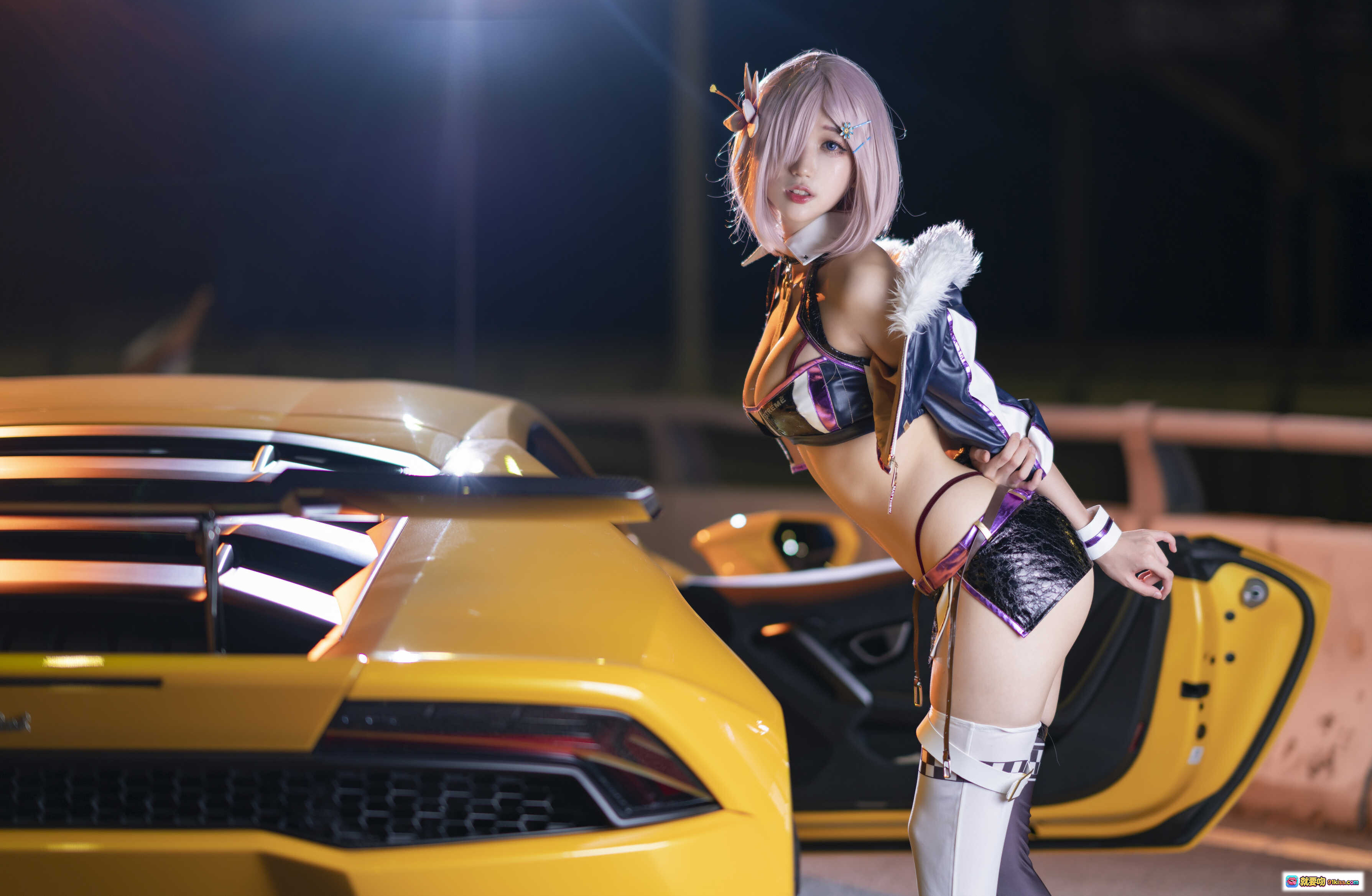 图片[2] - 周叽可爱兔兔NO.006玛修赛车Cosplay写真｜粉发少女持旗黄跑车前性感出镜｜21P高清图集 - 就要吻