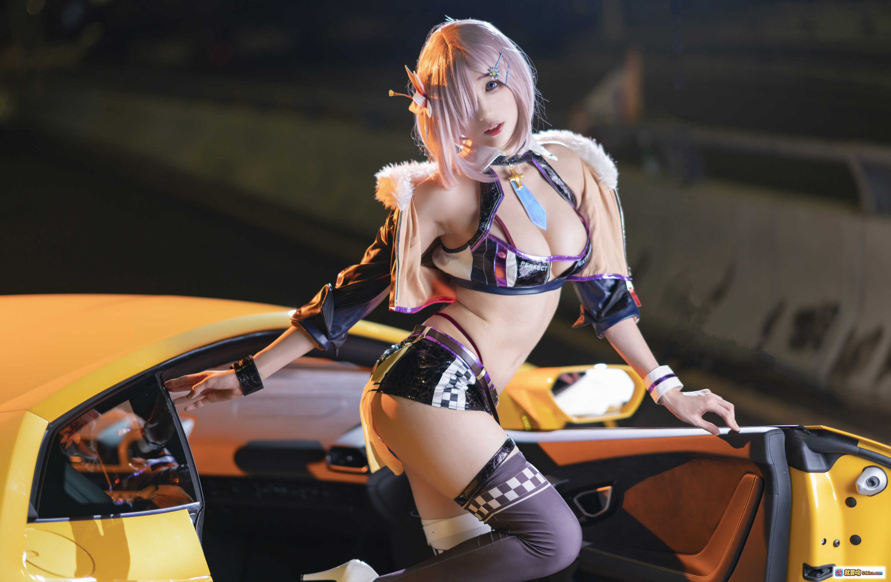 图片[7] - 周叽可爱兔兔NO.006玛修赛车Cosplay写真｜粉发少女持旗黄跑车前性感出镜｜21P高清图集 - 就要吻