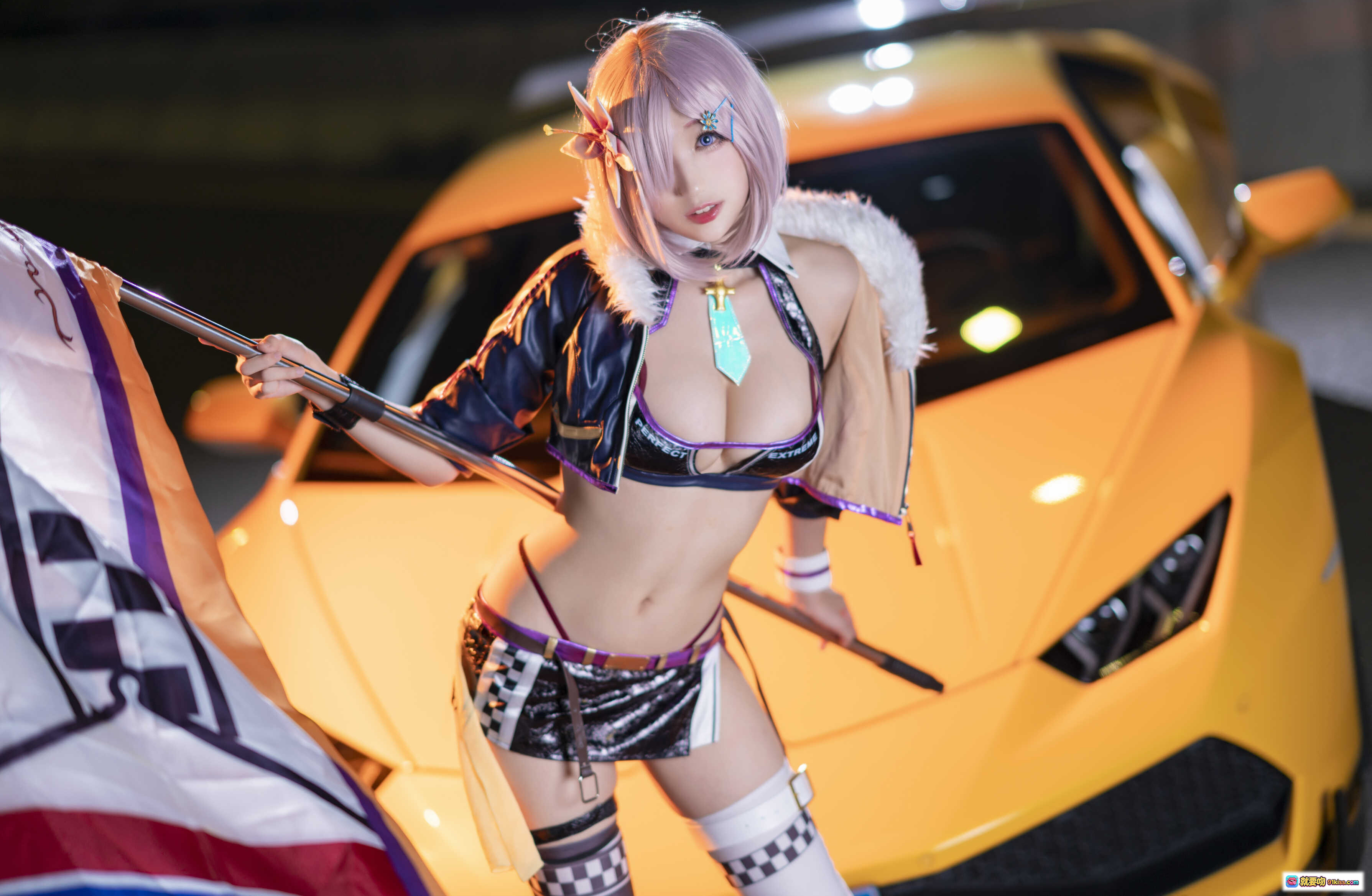周叽可爱兔兔NO.006玛修赛车Cosplay写真｜粉发少女持旗黄跑车前性感出镜｜21P高清图集 - 就要吻