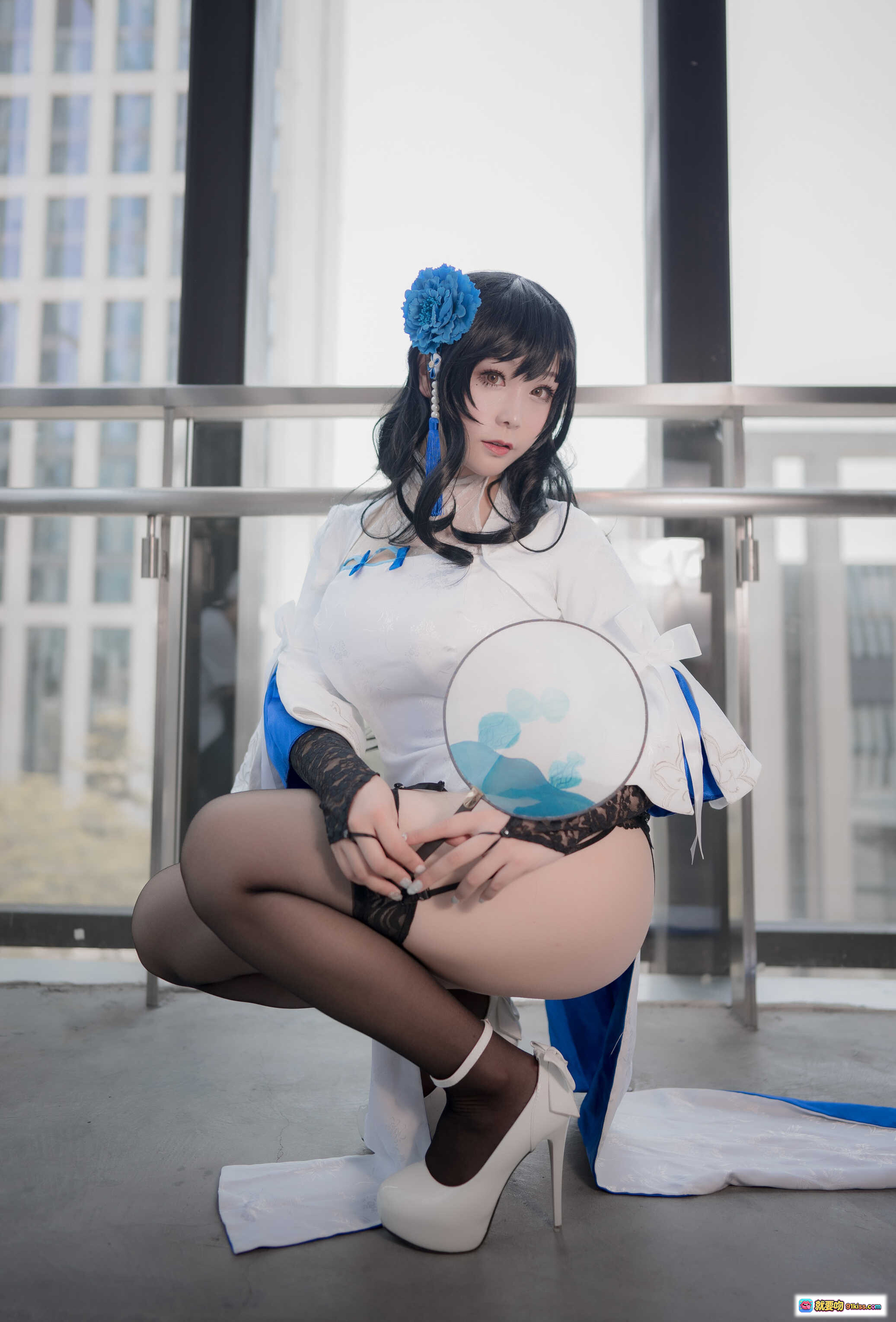 图片[8] - 三刀刀miido NO.001 95玉玲珑 Cosplay写真｜蓝白古风服饰+黑丝吊袜带+手持团扇+高楼天台场景 - 就要吻
