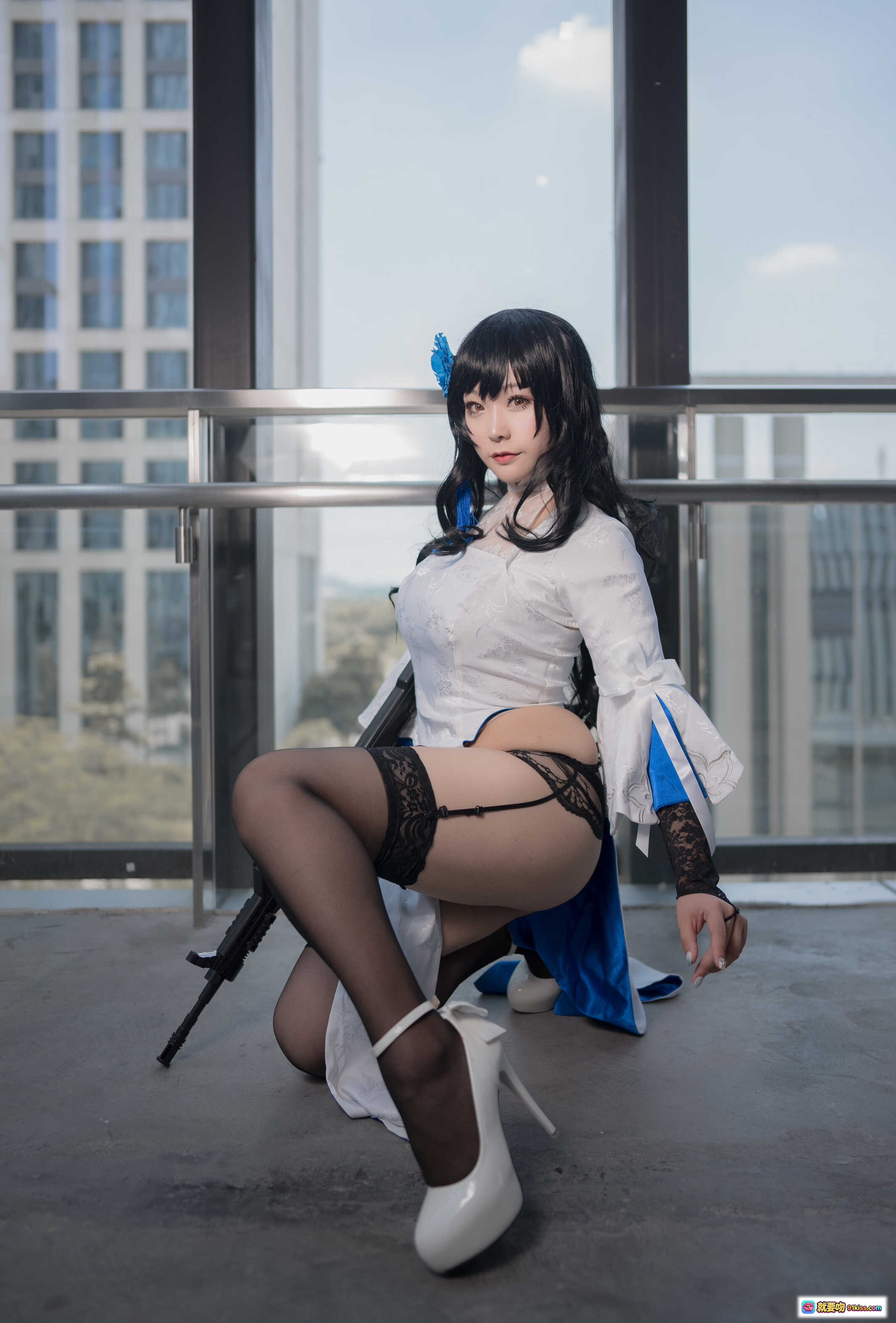 图片[9] - 三刀刀miido NO.001 95玉玲珑 Cosplay写真｜蓝白古风服饰+黑丝吊袜带+手持团扇+高楼天台场景 - 就要吻
