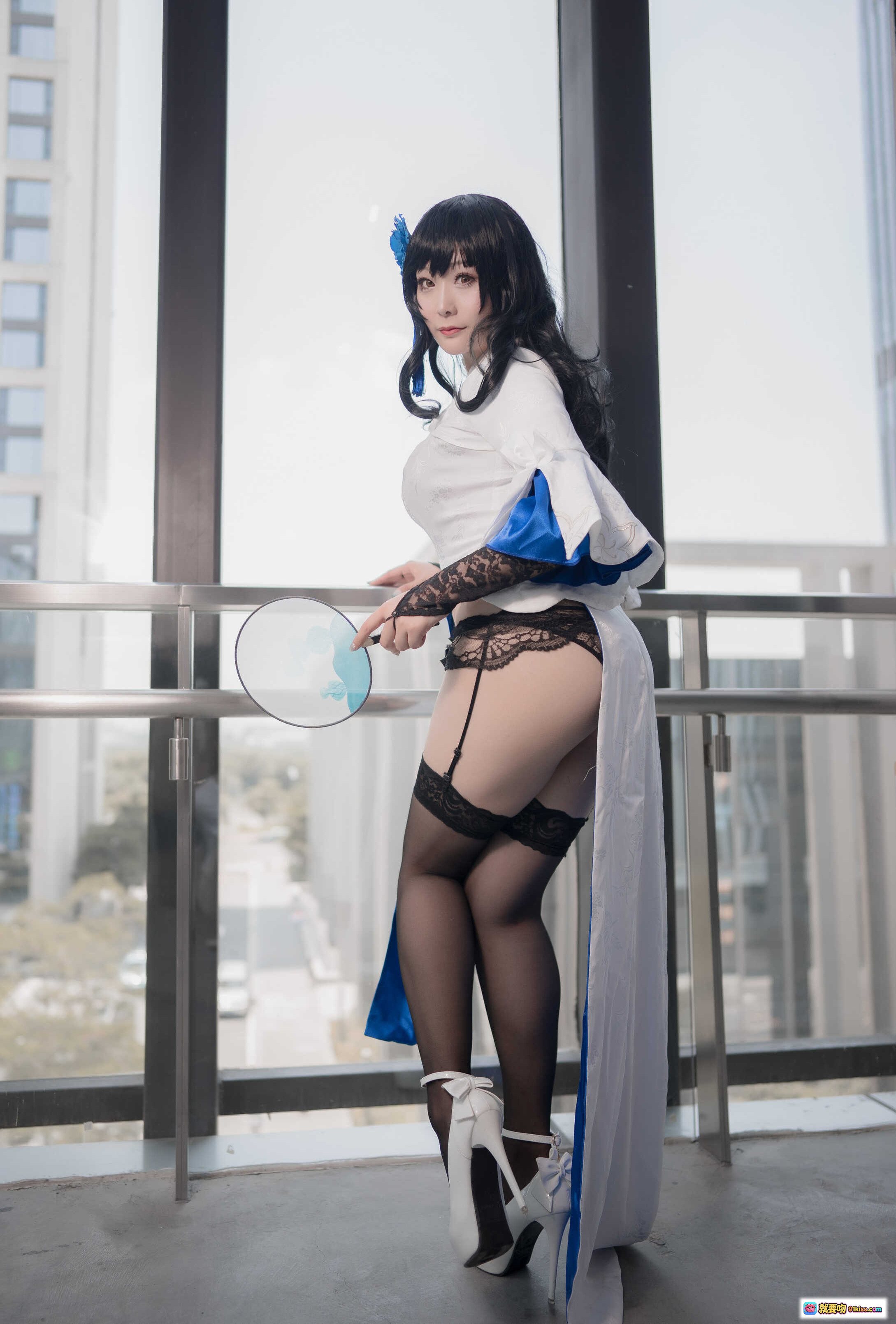 图片[4] - 三刀刀miido NO.001 95玉玲珑 Cosplay写真｜蓝白古风服饰+黑丝吊袜带+手持团扇+高楼天台场景 - 就要吻