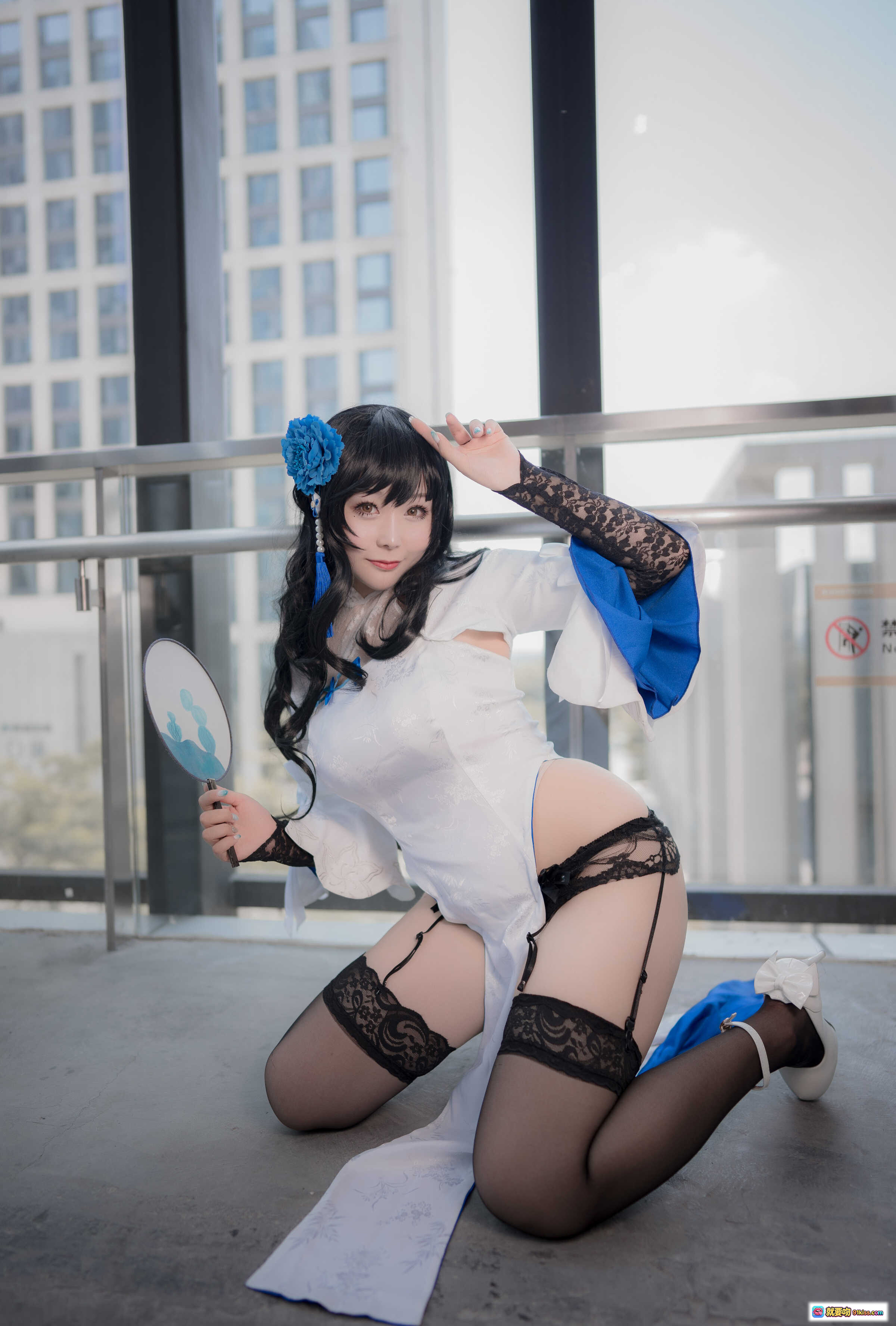 图片[3] - 三刀刀miido NO.001 95玉玲珑 Cosplay写真｜蓝白古风服饰+黑丝吊袜带+手持团扇+高楼天台场景 - 就要吻