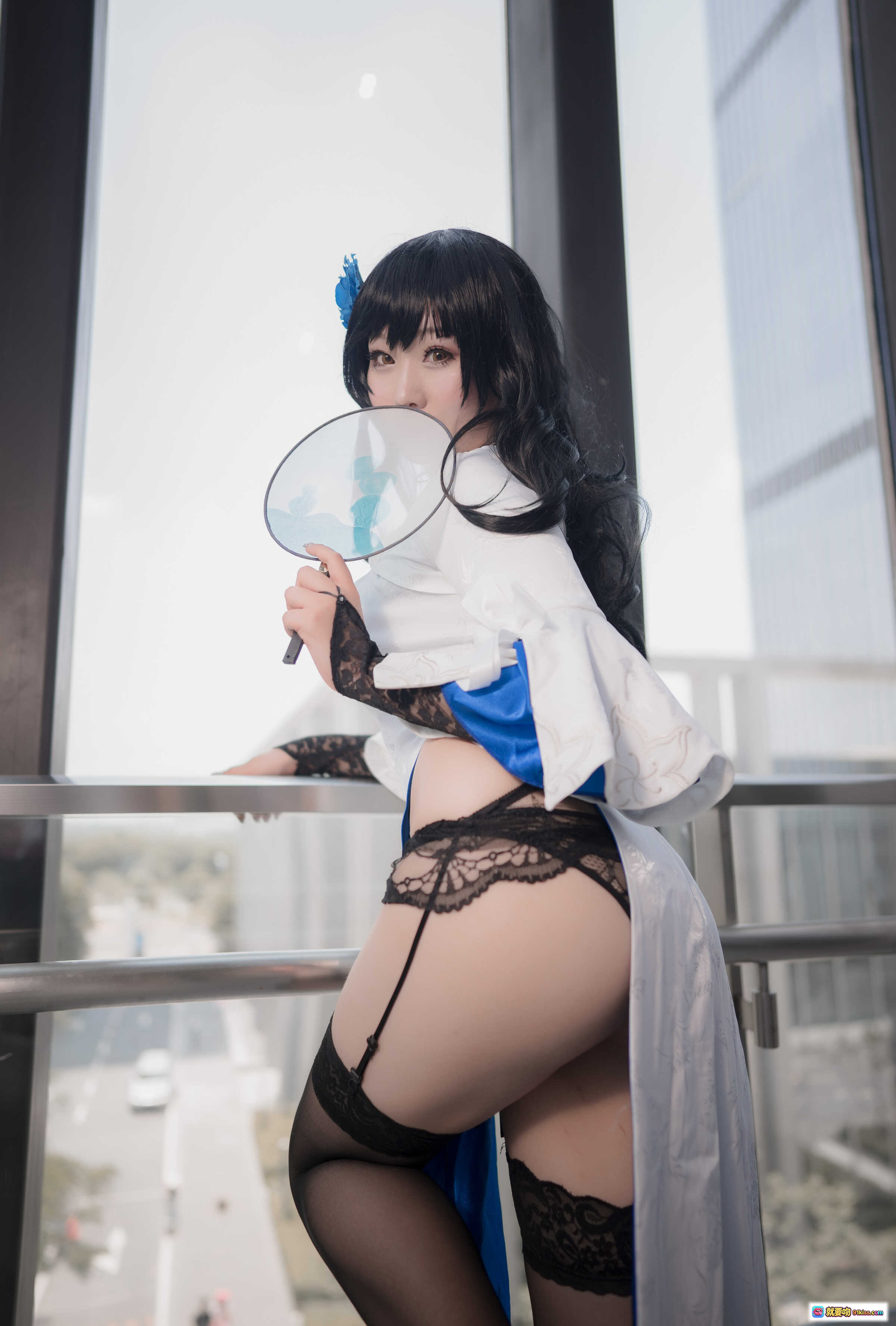 图片[7] - 三刀刀miido NO.001 95玉玲珑 Cosplay写真｜蓝白古风服饰+黑丝吊袜带+手持团扇+高楼天台场景 - 就要吻