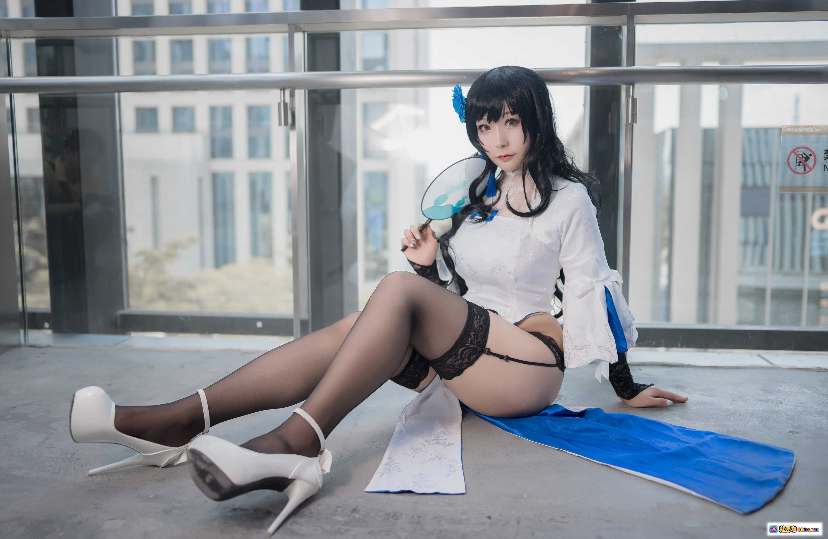 图片[5] - 三刀刀miido NO.001 95玉玲珑 Cosplay写真｜蓝白古风服饰+黑丝吊袜带+手持团扇+高楼天台场景 - 就要吻
