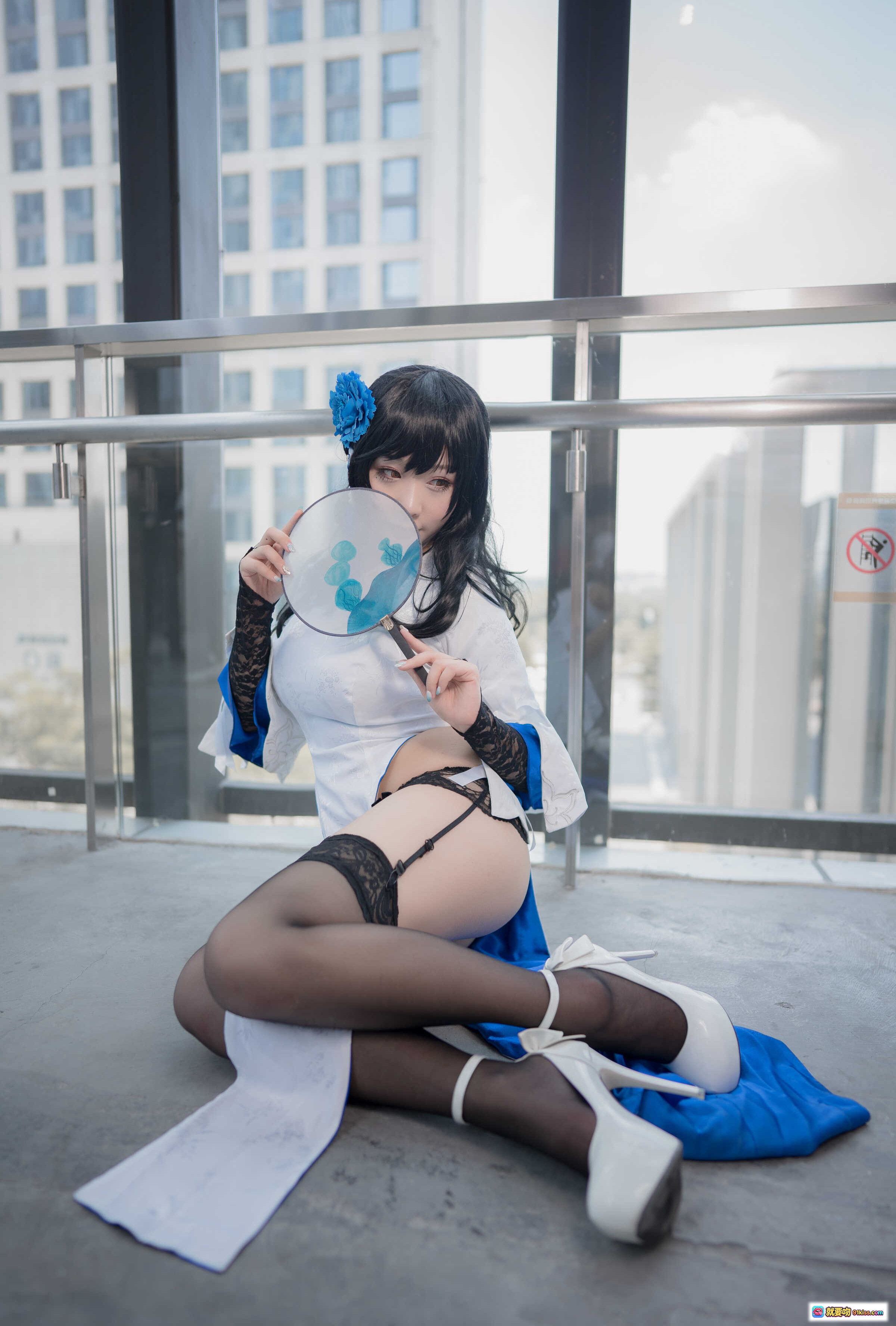 图片[1] - 三刀刀miido NO.001 95玉玲珑 Cosplay写真｜蓝白古风服饰+黑丝吊袜带+手持团扇+高楼天台场景 - 就要吻