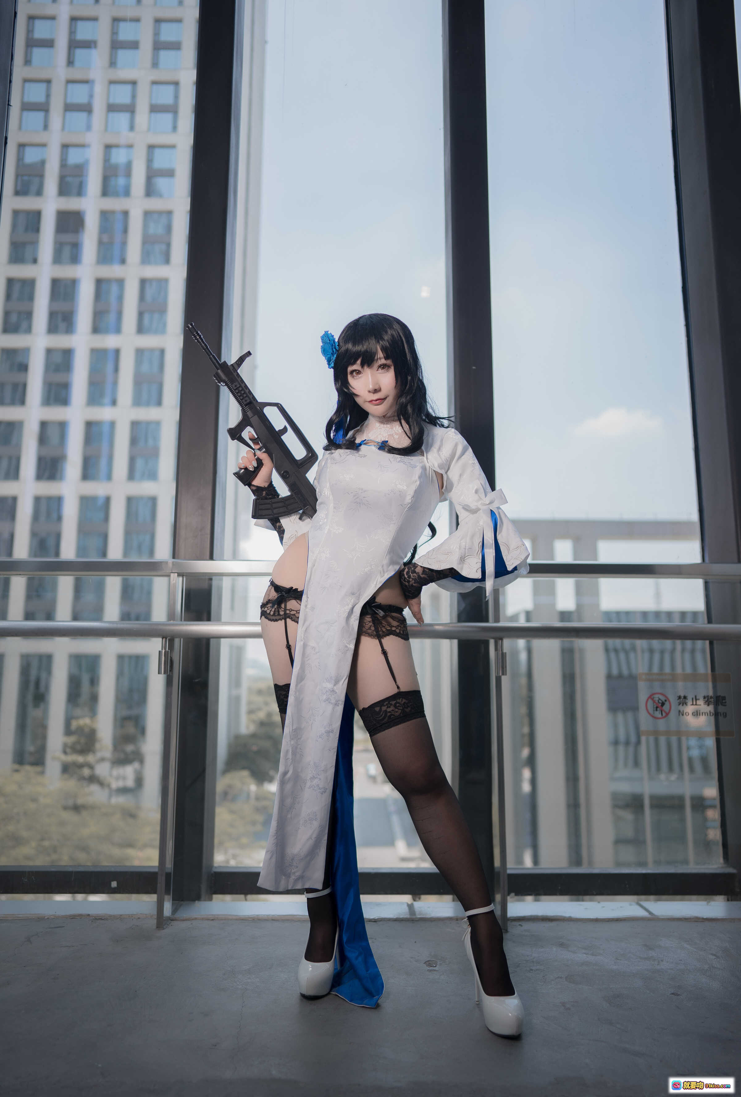 图片[2] - 三刀刀miido NO.001 95玉玲珑 Cosplay写真｜蓝白古风服饰+黑丝吊袜带+手持团扇+高楼天台场景 - 就要吻