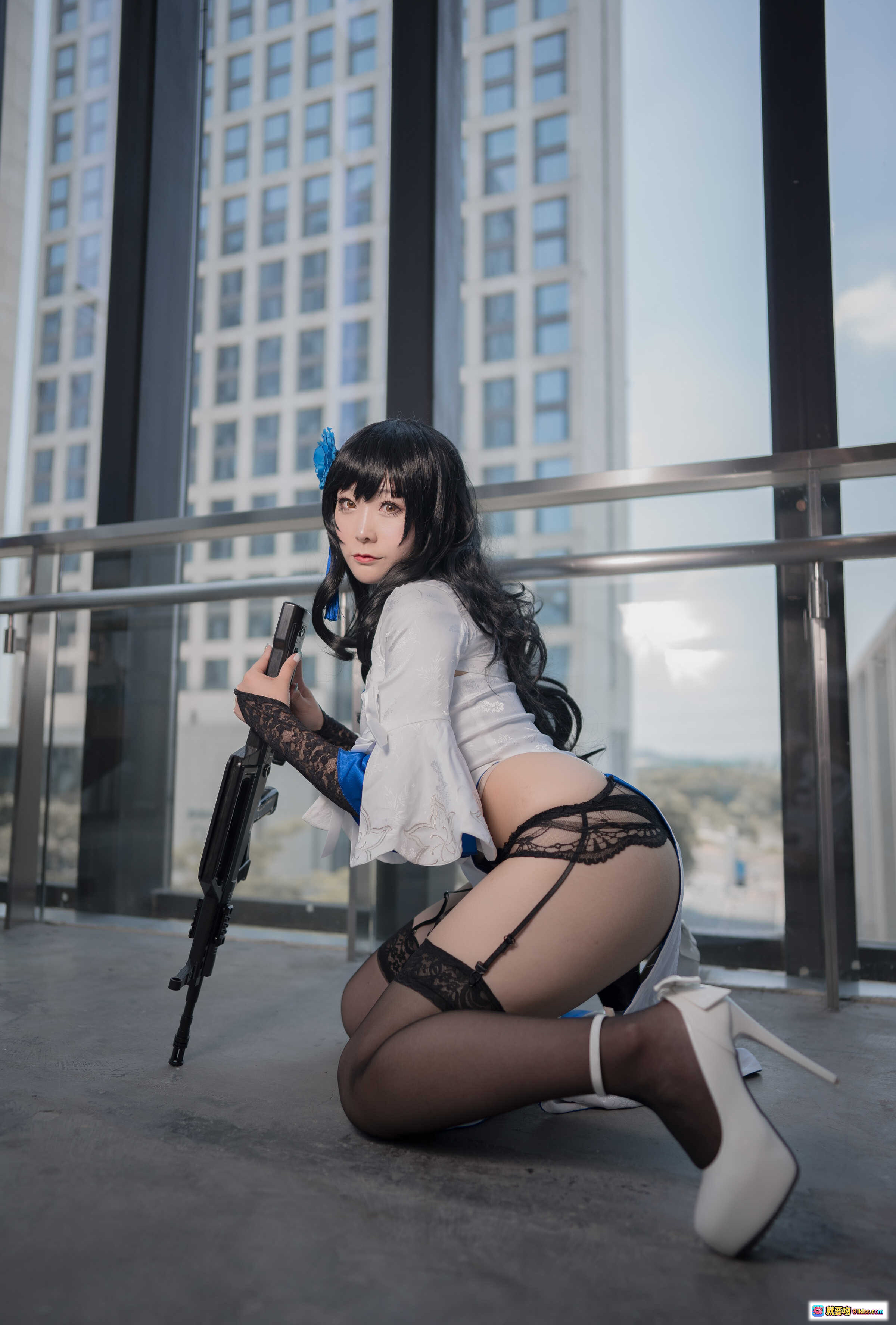图片[6] - 三刀刀miido NO.001 95玉玲珑 Cosplay写真｜蓝白古风服饰+黑丝吊袜带+手持团扇+高楼天台场景 - 就要吻