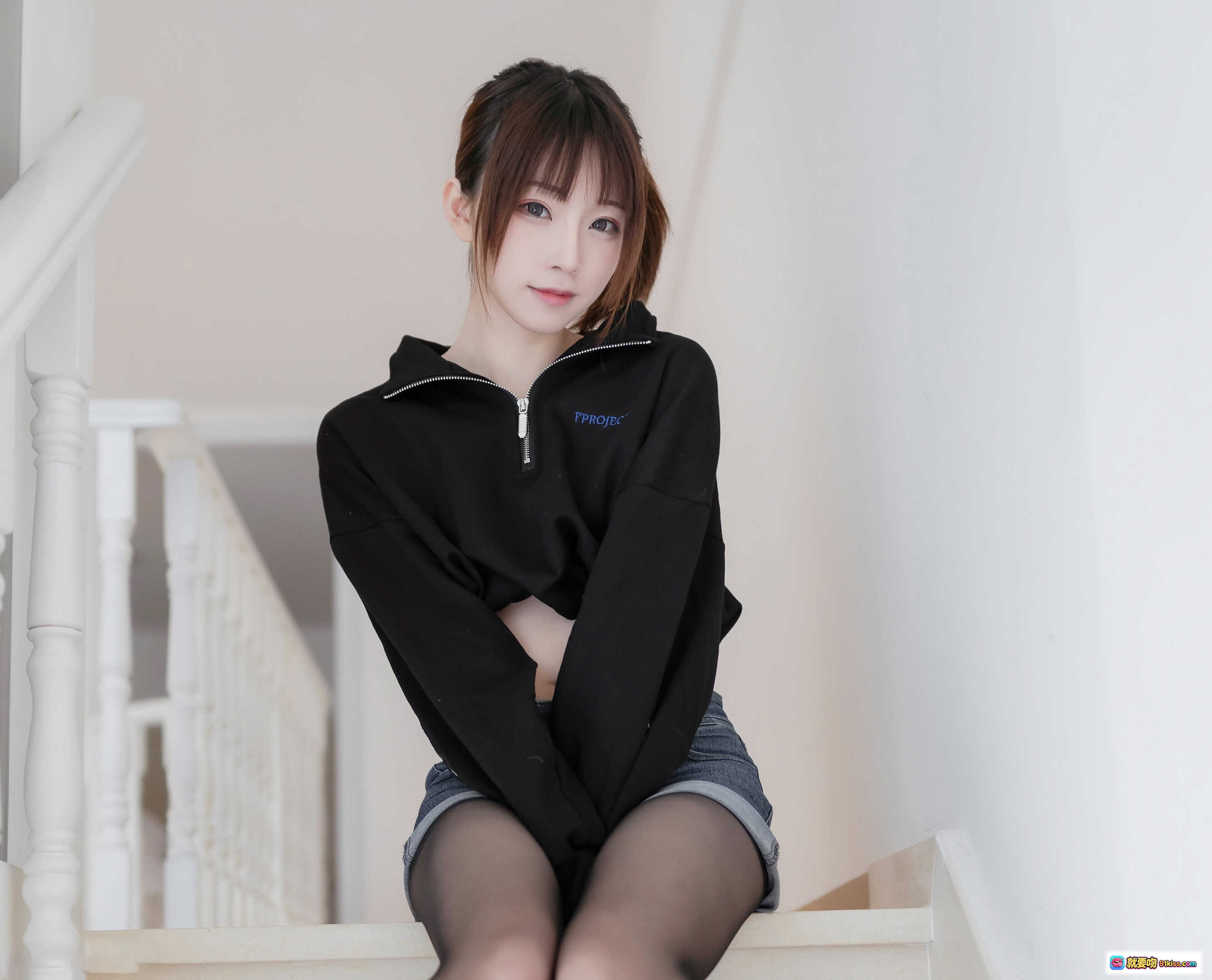 图片[5] - Kitaro绮太郎NO.013单马尾黑丝美腿牛仔短裤阳台写真41P高清图集 - 就要吻