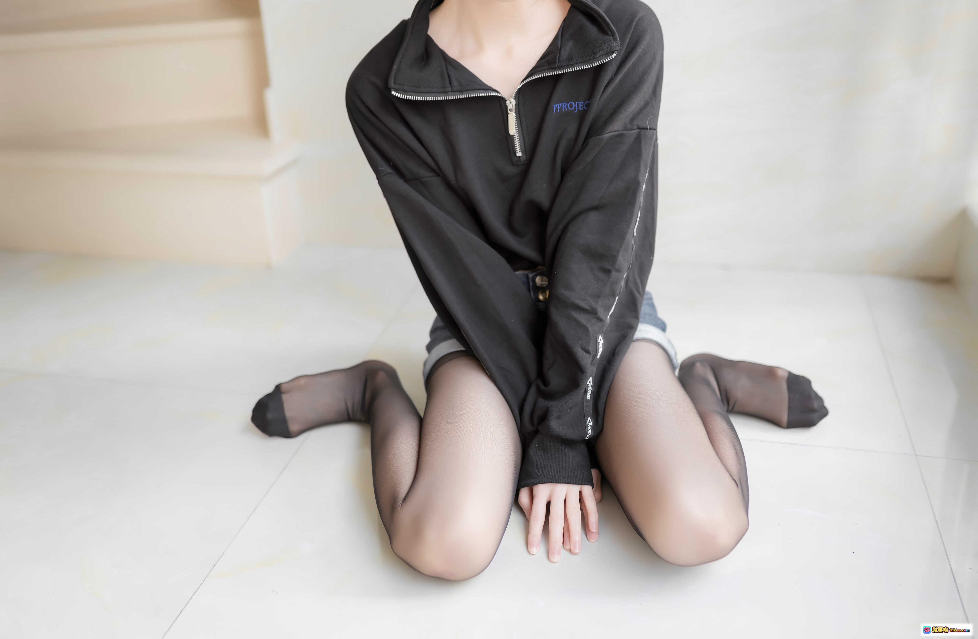 图片[4] - Kitaro绮太郎NO.013单马尾黑丝美腿牛仔短裤阳台写真41P高清图集 - 就要吻