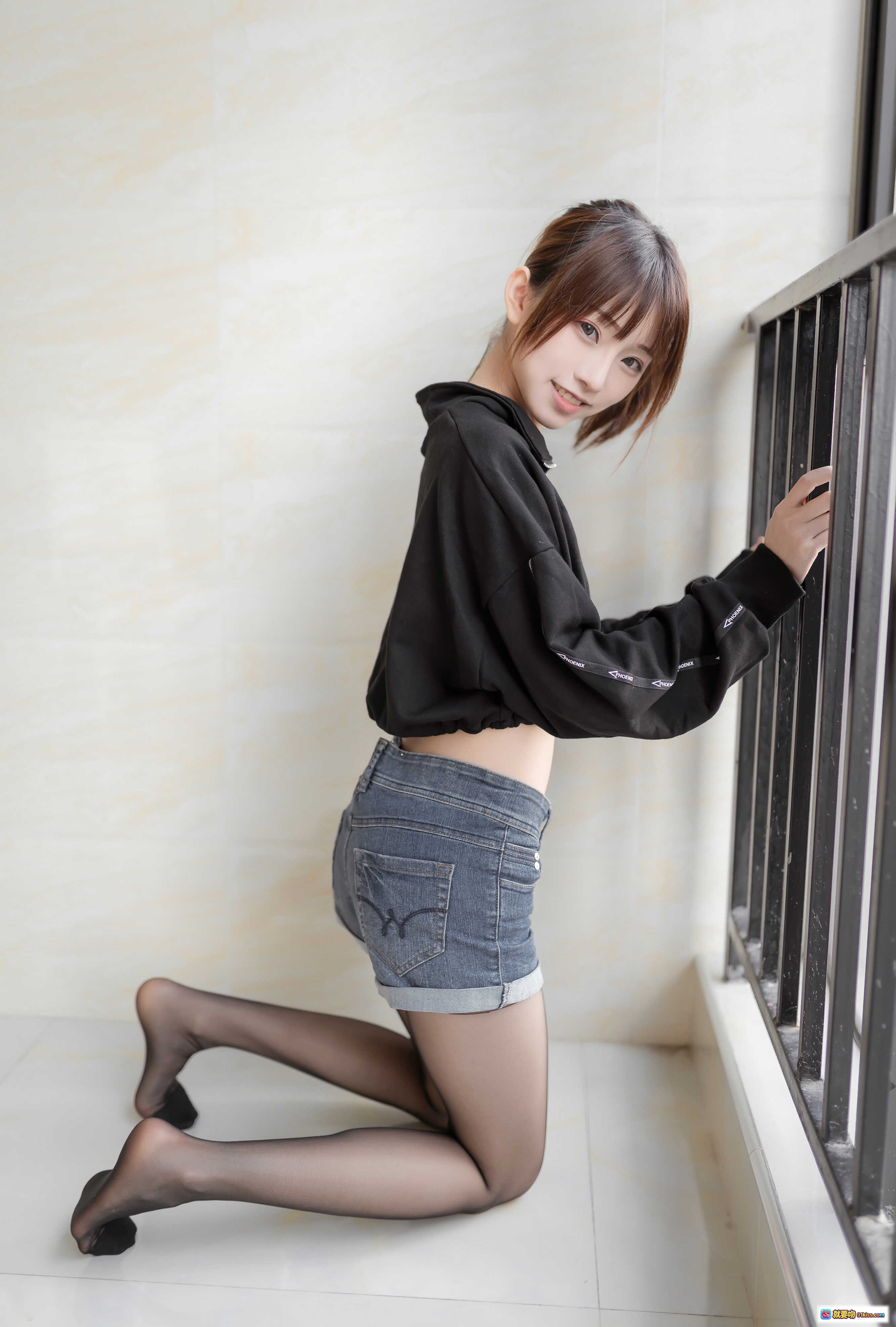 图片[2] - Kitaro绮太郎NO.013单马尾黑丝美腿牛仔短裤阳台写真41P高清图集 - 就要吻