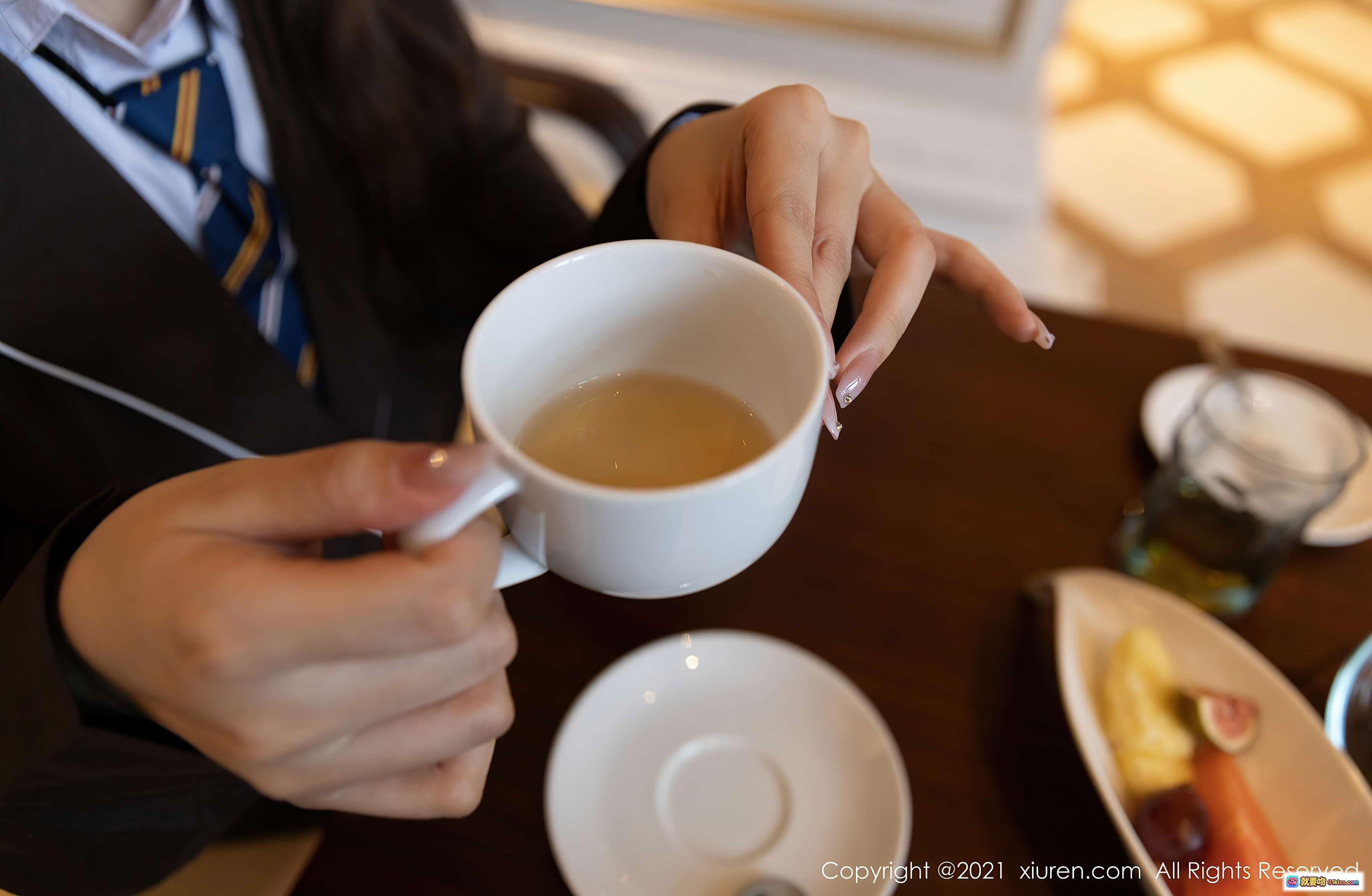 图片[1] - 王雨纯优雅品茶写真｜校服少女午后茶歇｜高清私房摄影｜XIUREN秀人网2021 VOL.3176 - 就要吻