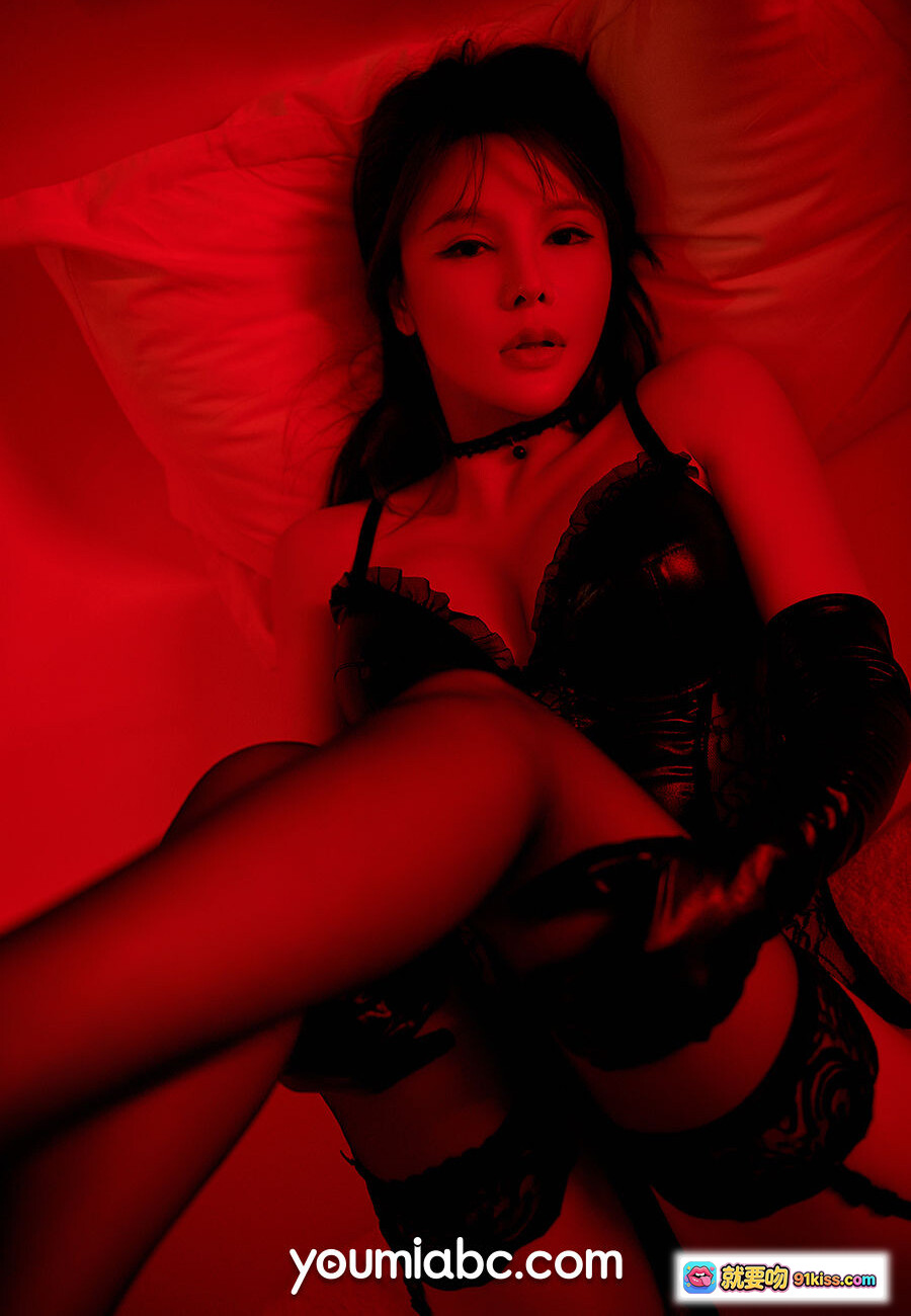 图片[4] - 猩红之夜李多多性感写真｜YouMi尤蜜2020.03.04｜红色光影朦胧氛围｜黑丝蕾丝诱惑｜床上姿态撩人｜高清37P图集 - 就要吻