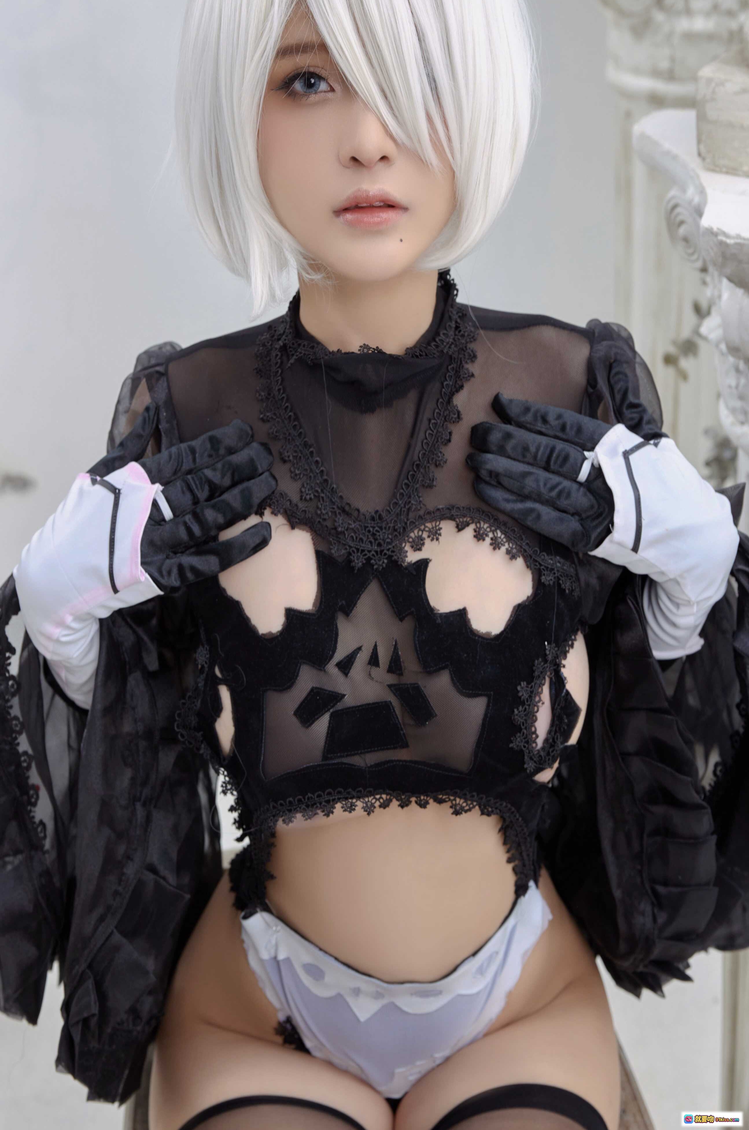 图片[8] - Azami NO.019 黑纱蕾丝2B Cosplay写真 白发女仆装 透视薄纱 高筒靴 性感诱惑 20P高清图集 - 就要吻