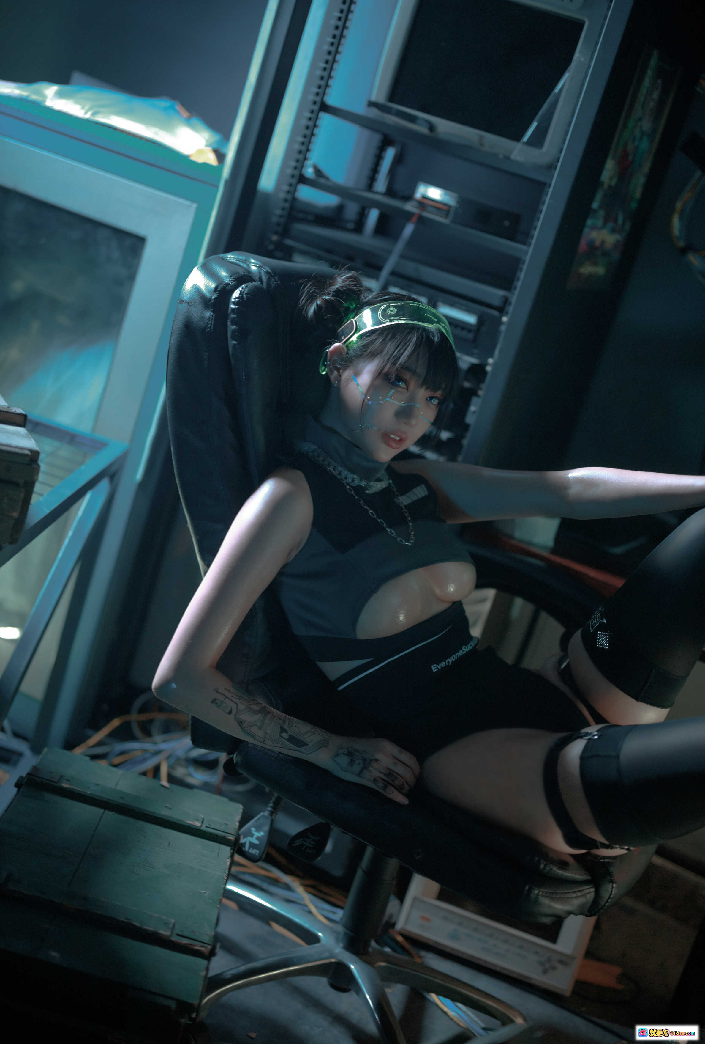 图片[4] - 周叽可爱兔兔NO.019仿生人形写真｜赛博朋克风黑丝美腿高跟造型｜科技感头饰光影氛围｜38P高清图集 - 就要吻