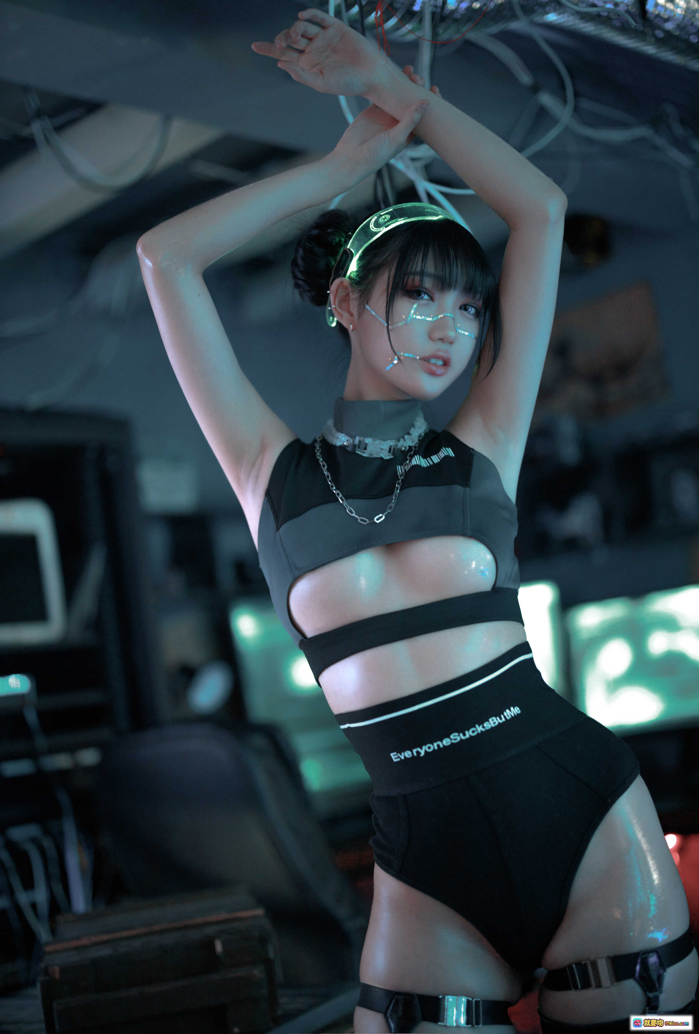 图片[7] - 周叽可爱兔兔NO.019仿生人形写真｜赛博朋克风黑丝美腿高跟造型｜科技感头饰光影氛围｜38P高清图集 - 就要吻