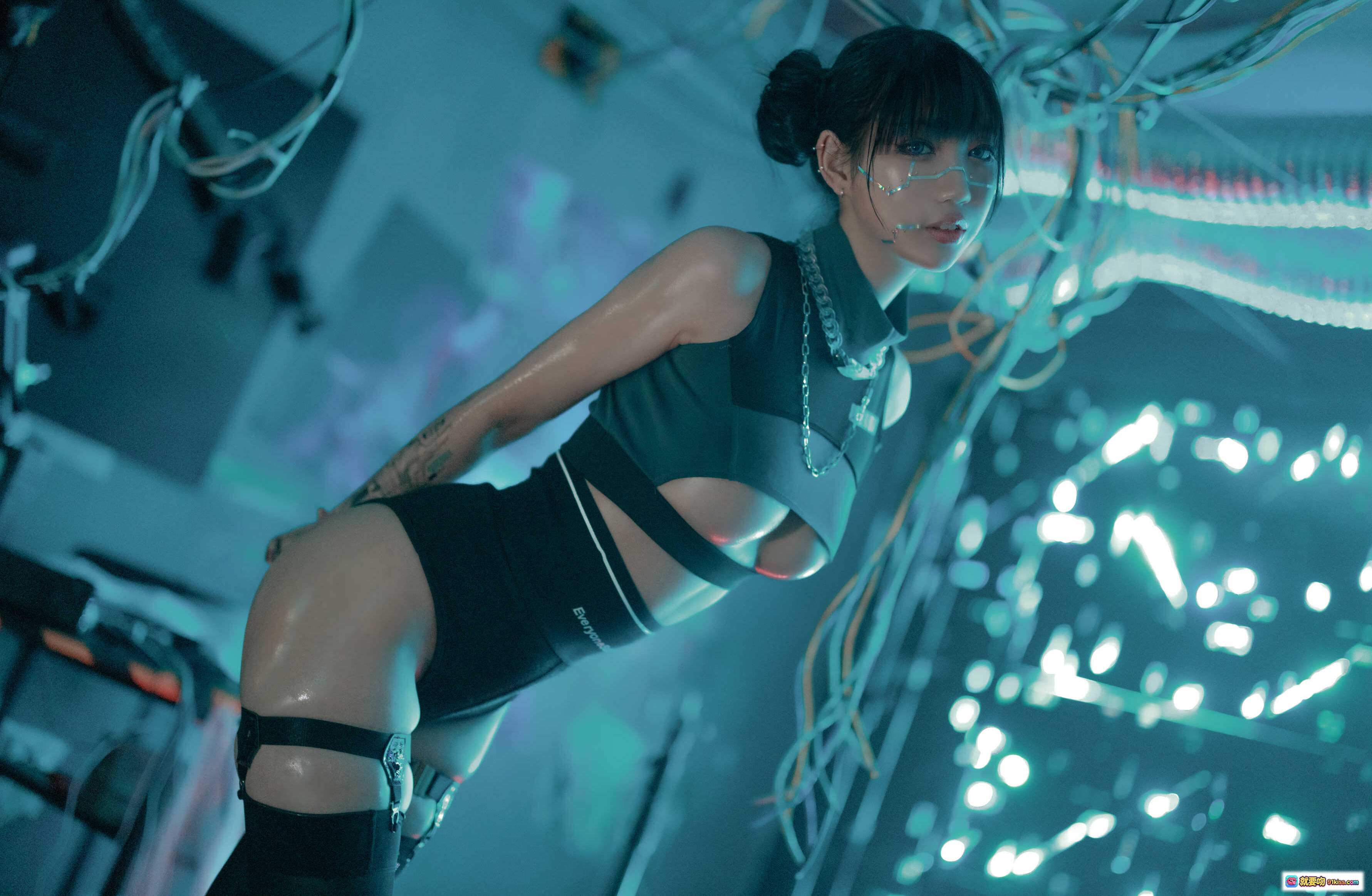 图片[10] - 周叽可爱兔兔NO.019仿生人形写真｜赛博朋克风黑丝美腿高跟造型｜科技感头饰光影氛围｜38P高清图集 - 就要吻
