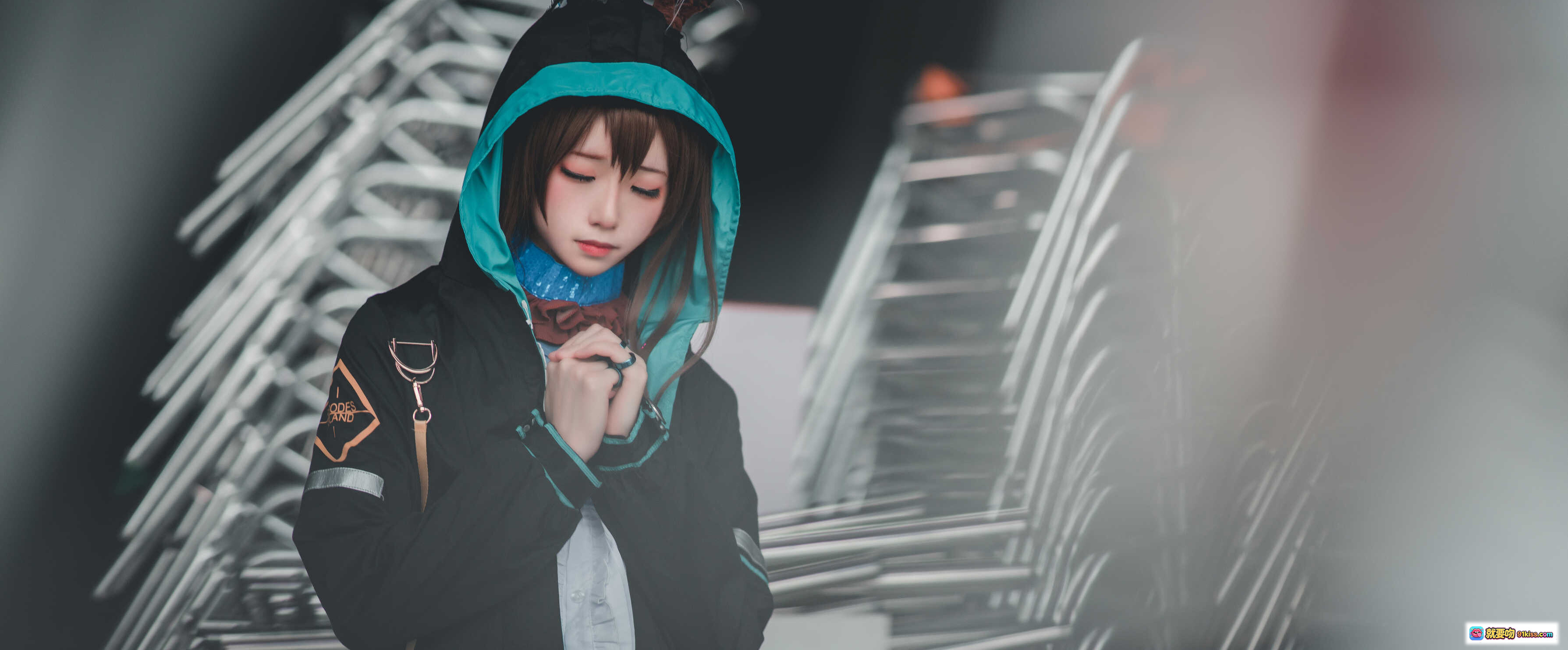 明日方舟阿米娅Cosplay高清图集 | Kitaro绮太郎NO.027 | 黑蓝连帽外套+围巾造型 | 17P105M原图下载 - 就要吻