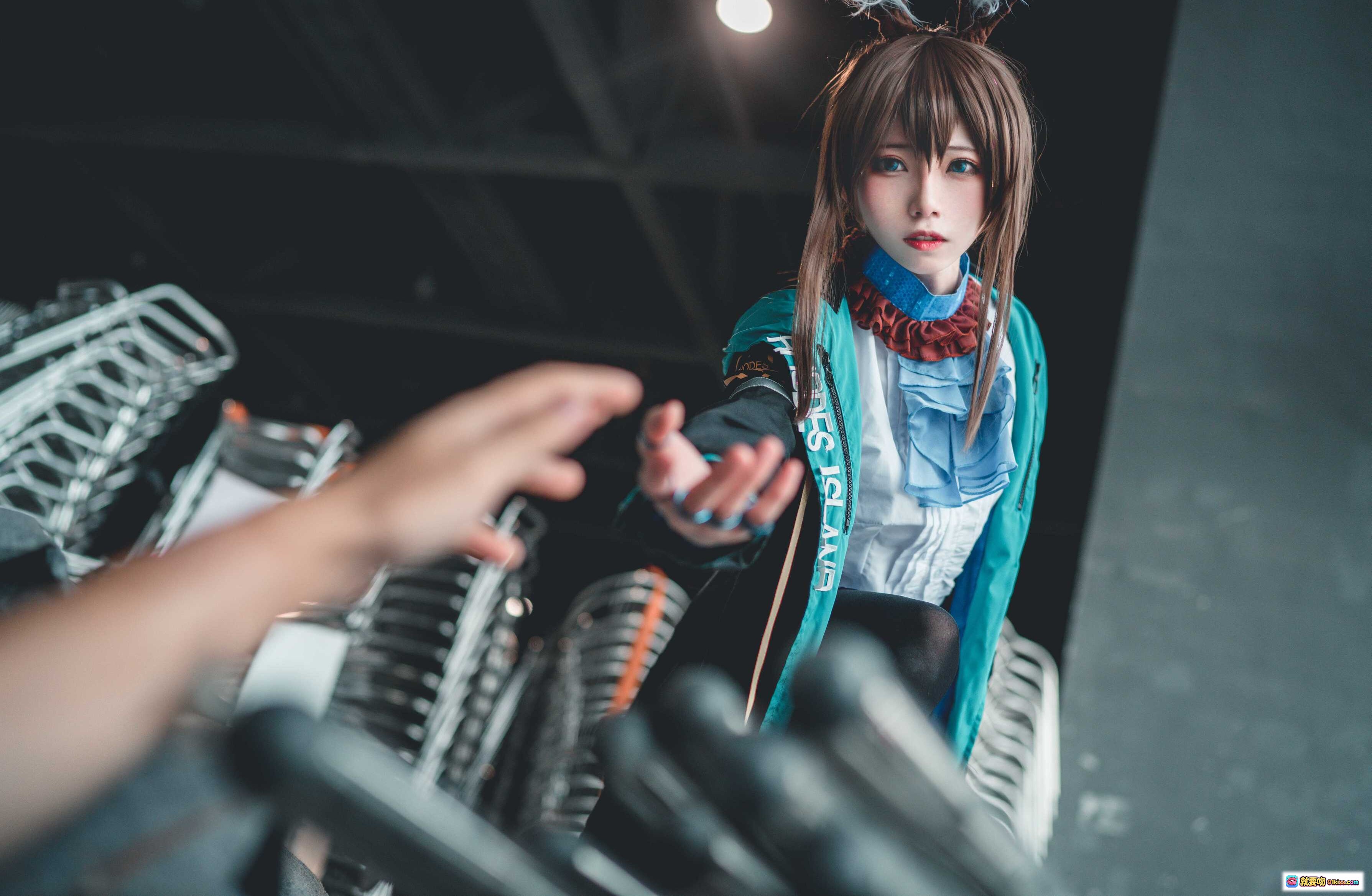 图片[4] - 明日方舟阿米娅Cosplay高清图集 | Kitaro绮太郎NO.027 | 黑蓝连帽外套+围巾造型 | 17P105M原图下载 - 就要吻