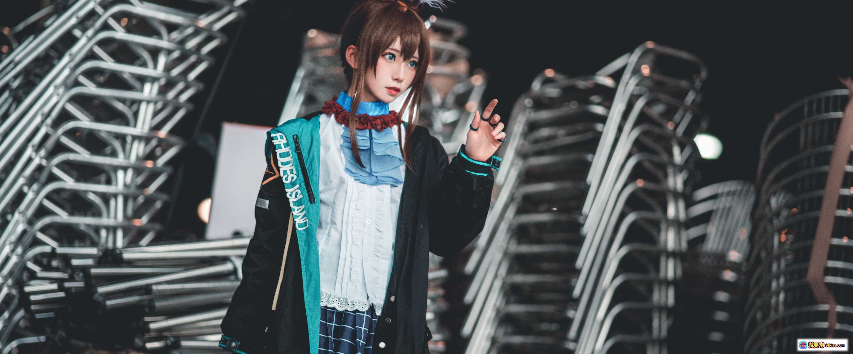 图片[2] - 明日方舟阿米娅Cosplay高清图集 | Kitaro绮太郎NO.027 | 黑蓝连帽外套+围巾造型 | 17P105M原图下载 - 就要吻