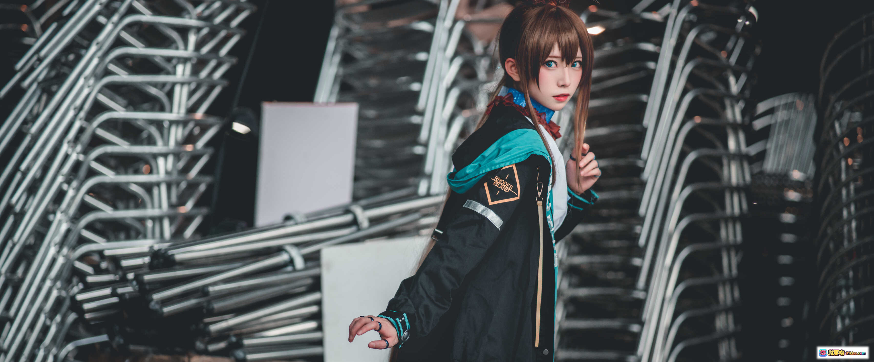 图片[3] - 明日方舟阿米娅Cosplay高清图集 | Kitaro绮太郎NO.027 | 黑蓝连帽外套+围巾造型 | 17P105M原图下载 - 就要吻