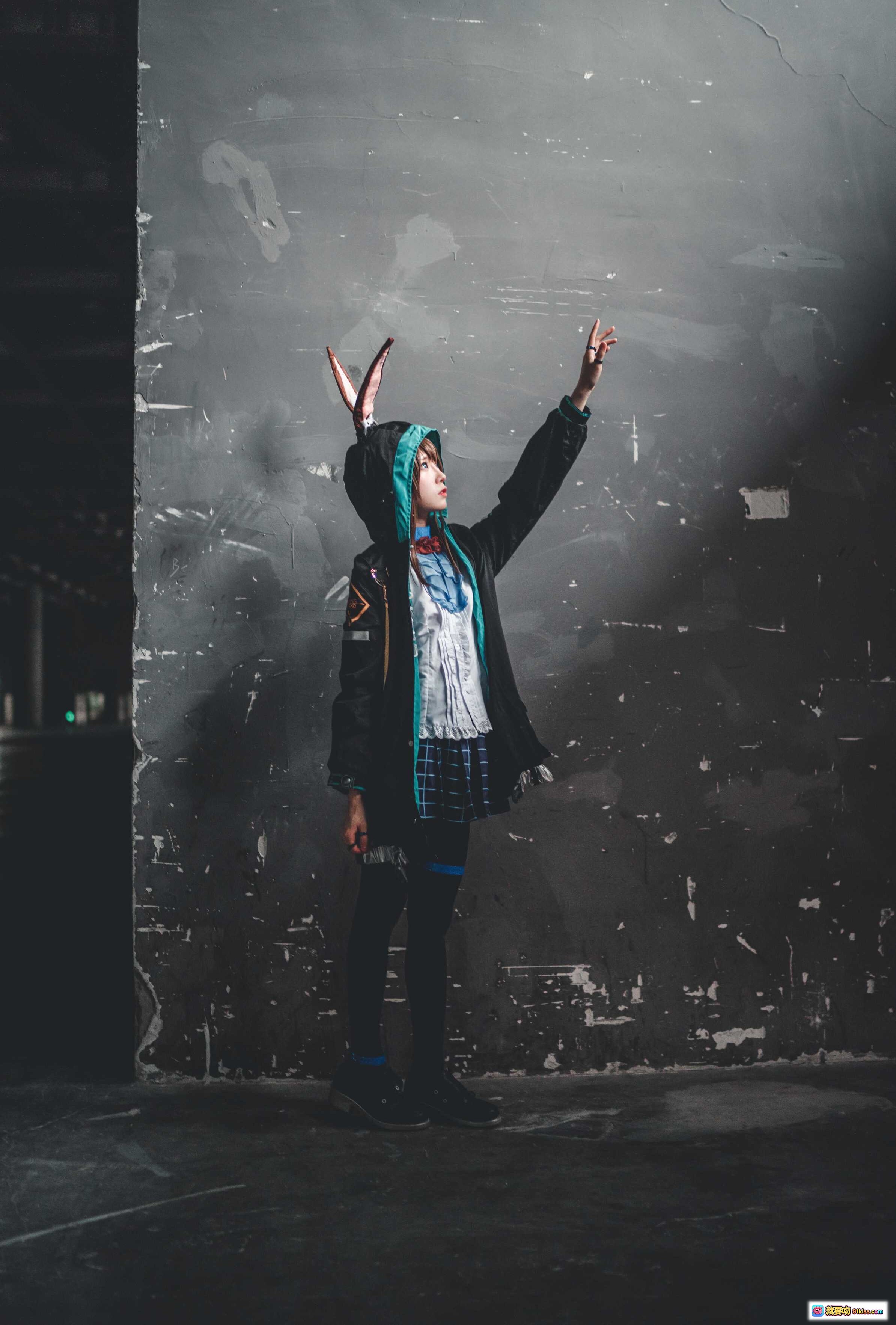 图片[9] - 明日方舟阿米娅Cosplay高清图集 | Kitaro绮太郎NO.027 | 黑蓝连帽外套+围巾造型 | 17P105M原图下载 - 就要吻