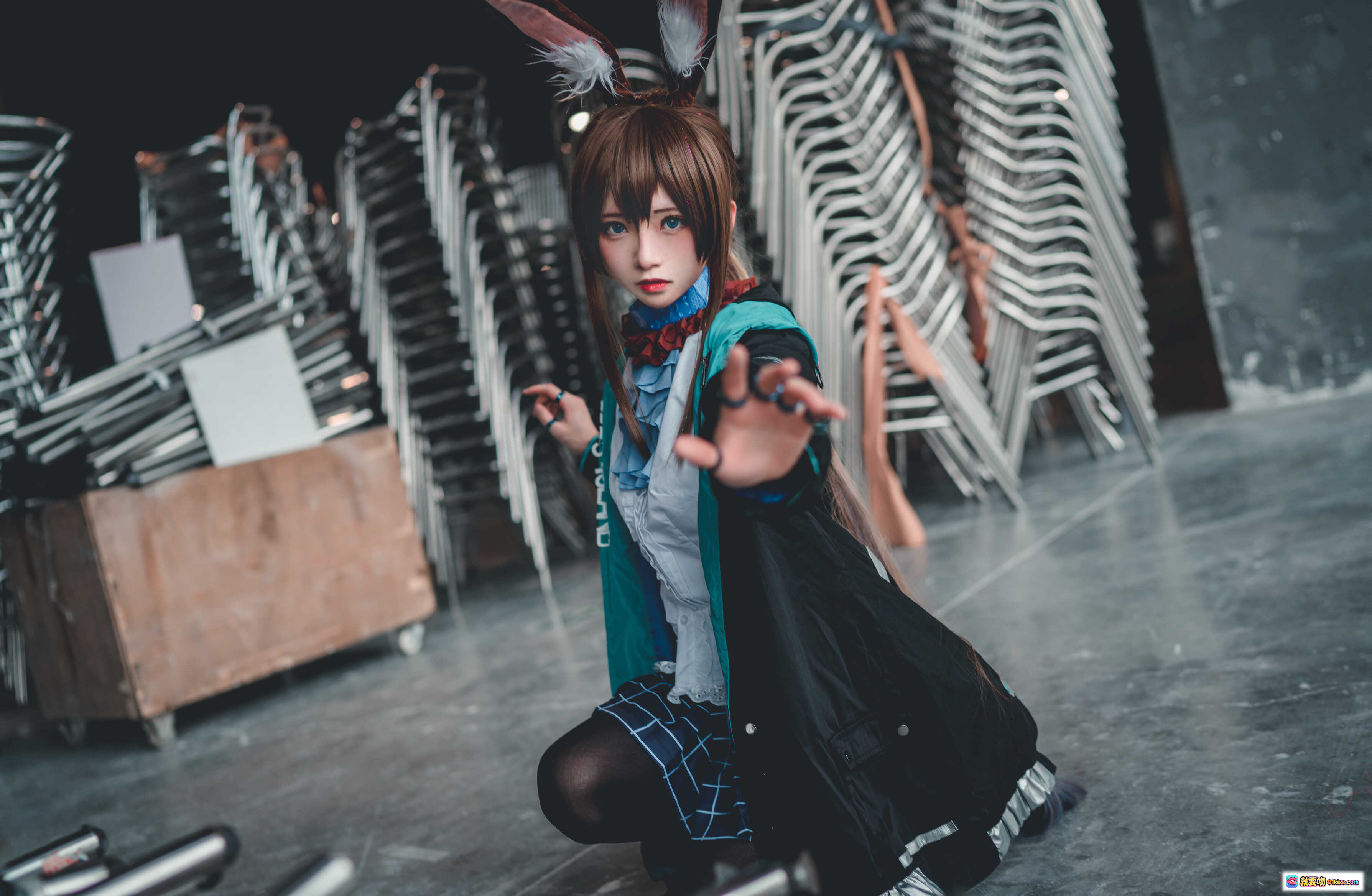 图片[10] - 明日方舟阿米娅Cosplay高清图集 | Kitaro绮太郎NO.027 | 黑蓝连帽外套+围巾造型 | 17P105M原图下载 - 就要吻