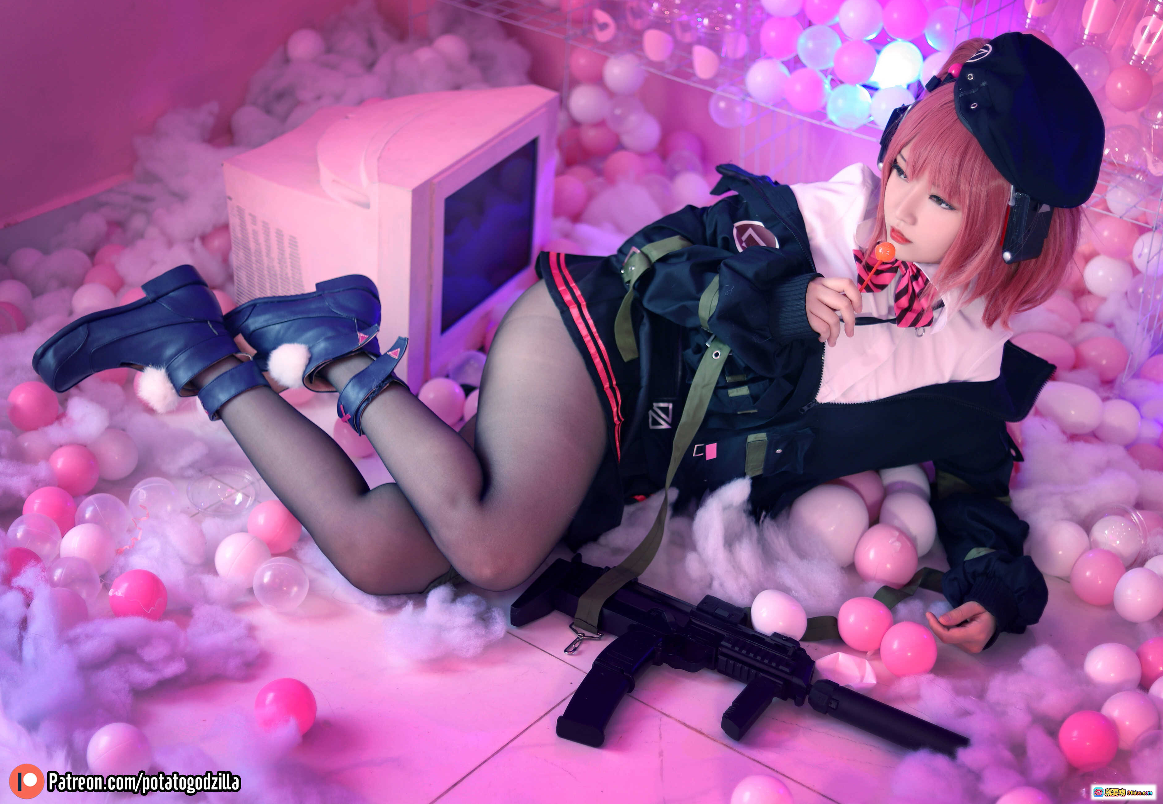 图片[1] - Potato Godzilla NO.019 MP7《少女前线》Cosplay 粉色球池写真 黑丝军装少女 持枪躺卧 甜酷风格 41P高清图集 - 就要吻