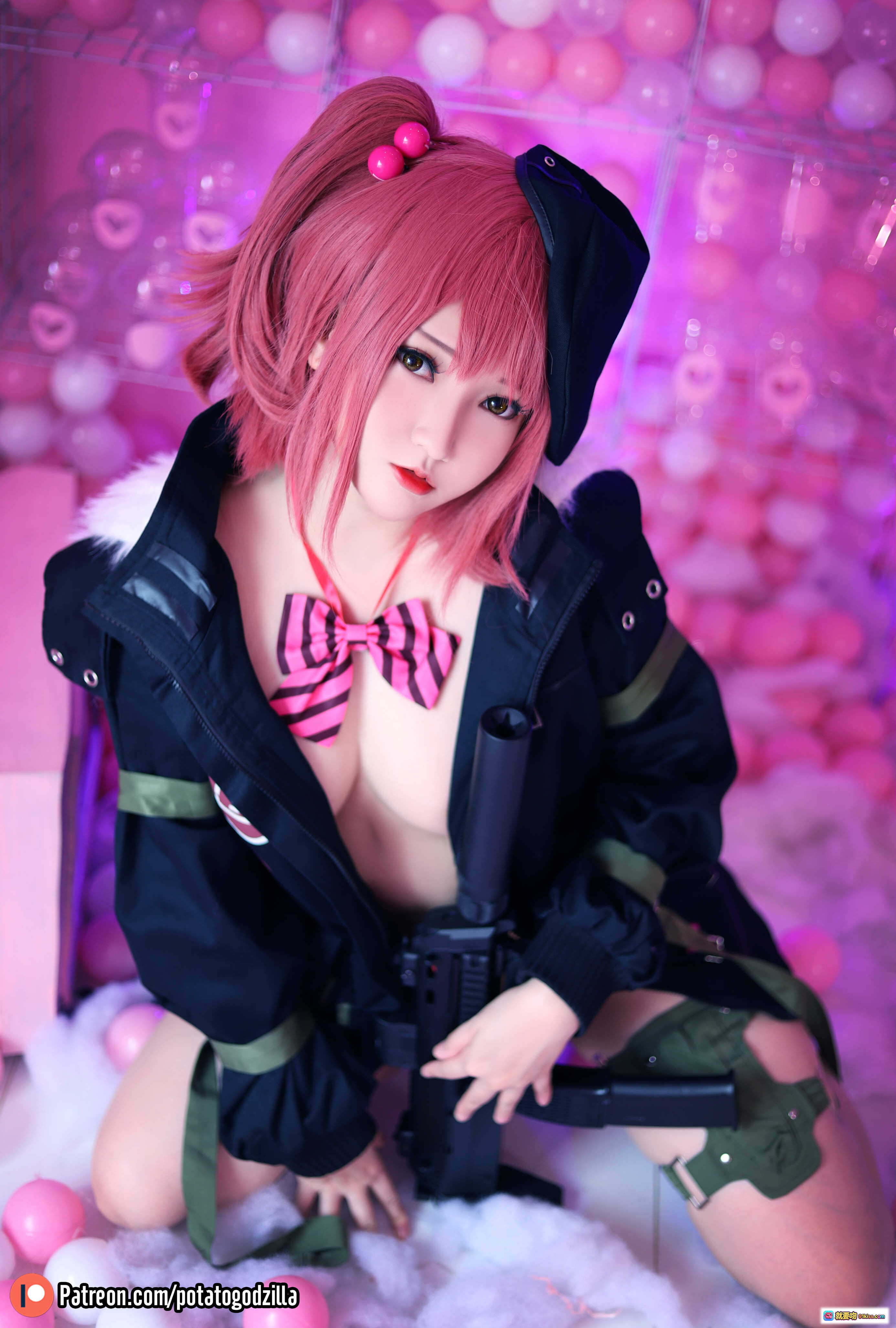 图片[2] - Potato Godzilla NO.019 MP7《少女前线》Cosplay 粉色球池写真 黑丝军装少女 持枪躺卧 甜酷风格 41P高清图集 - 就要吻