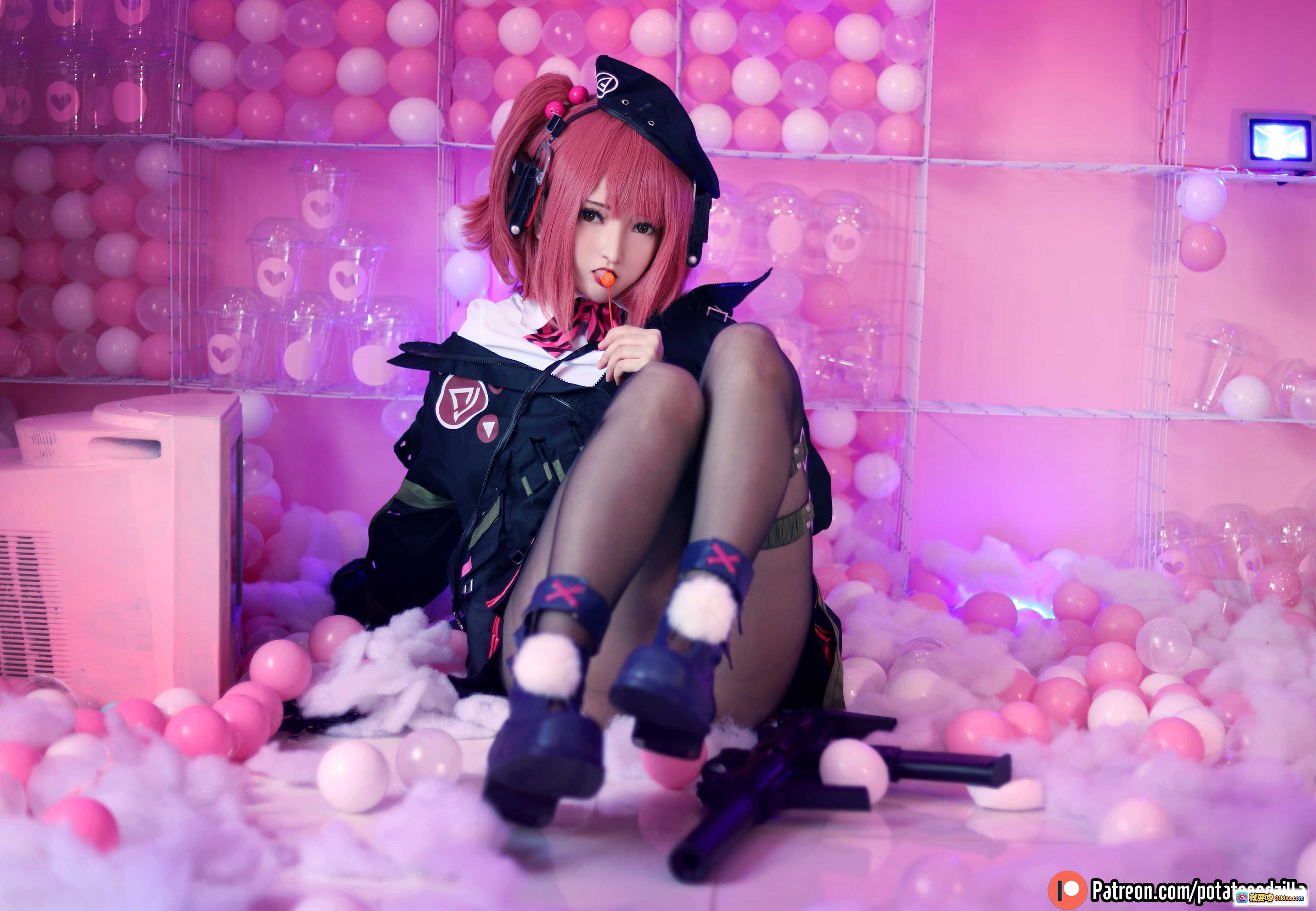 图片[8] - Potato Godzilla NO.019 MP7《少女前线》Cosplay 粉色球池写真 黑丝军装少女 持枪躺卧 甜酷风格 41P高清图集 - 就要吻