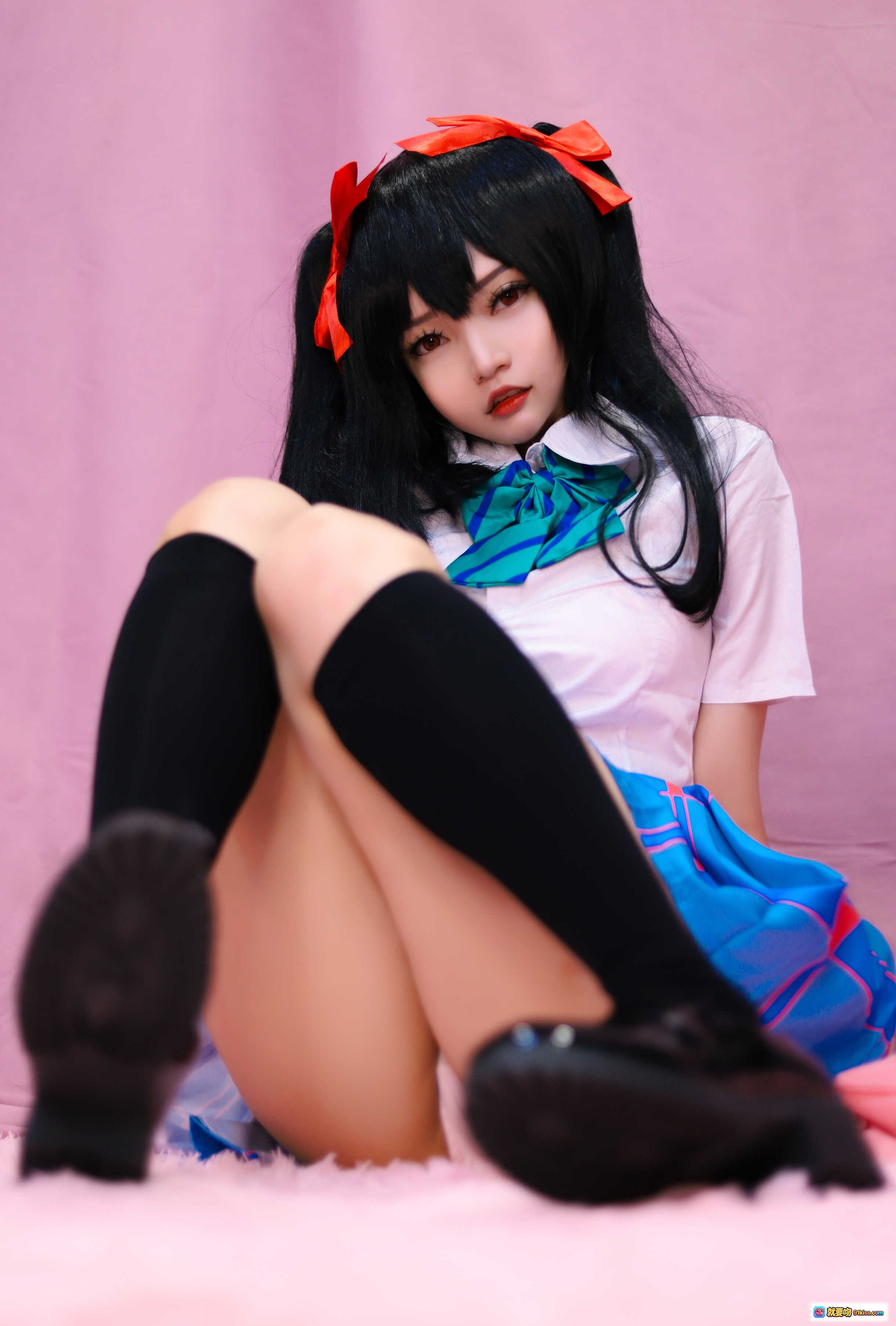 图片[4] - Nico Yazawa Cosplay写真 | 黑发双马尾红蝴蝶结 | 白衬衫蓝裙黑过膝袜 | 粉色背景少女姿势 | Potato Godzilla NO.031 20P高清图集 - 就要吻