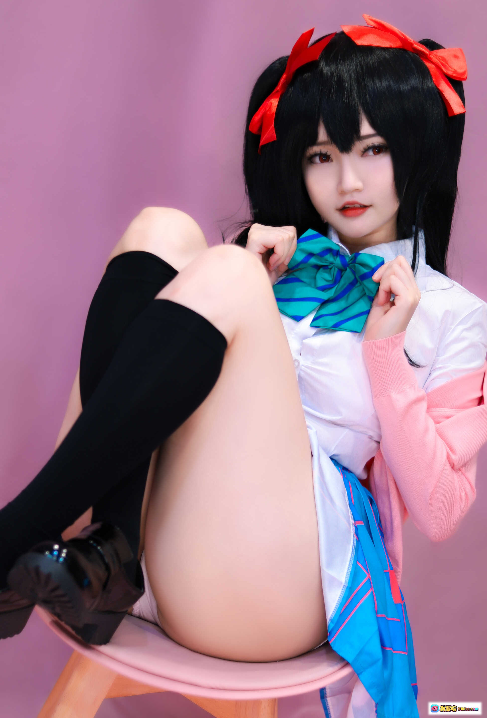 图片[5] - Nico Yazawa Cosplay写真 | 黑发双马尾红蝴蝶结 | 白衬衫蓝裙黑过膝袜 | 粉色背景少女姿势 | Potato Godzilla NO.031 20P高清图集 - 就要吻