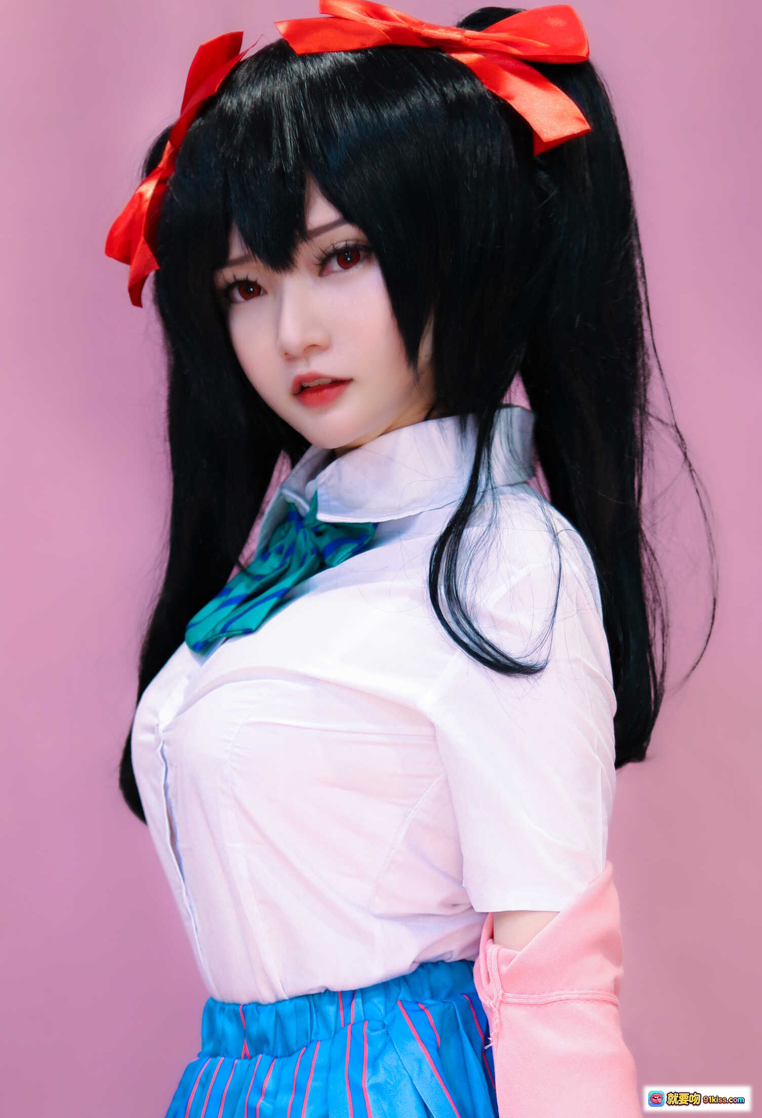 图片[7] - Nico Yazawa Cosplay写真 | 黑发双马尾红蝴蝶结 | 白衬衫蓝裙黑过膝袜 | 粉色背景少女姿势 | Potato Godzilla NO.031 20P高清图集 - 就要吻