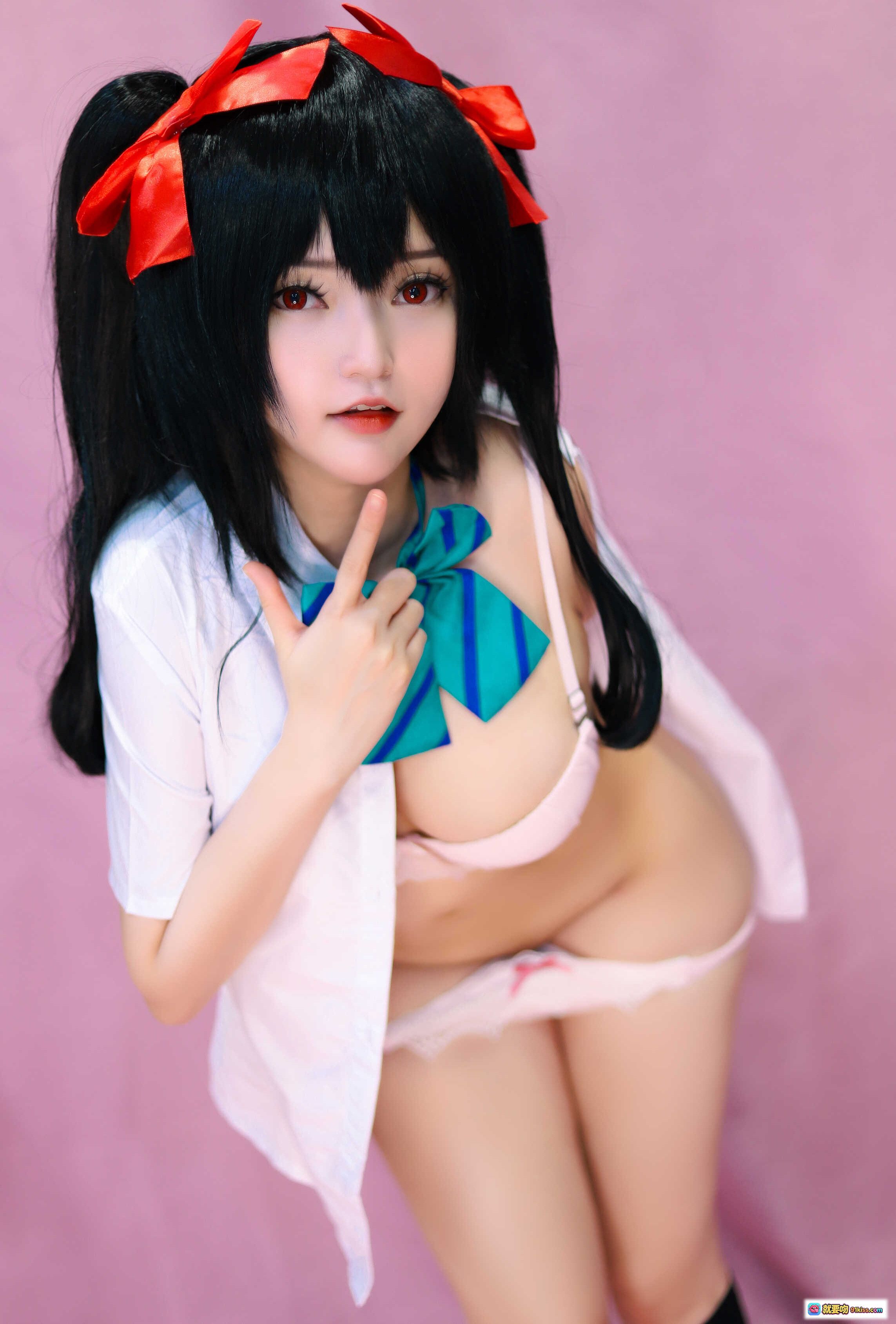 图片[10] - Nico Yazawa Cosplay写真 | 黑发双马尾红蝴蝶结 | 白衬衫蓝裙黑过膝袜 | 粉色背景少女姿势 | Potato Godzilla NO.031 20P高清图集 - 就要吻
