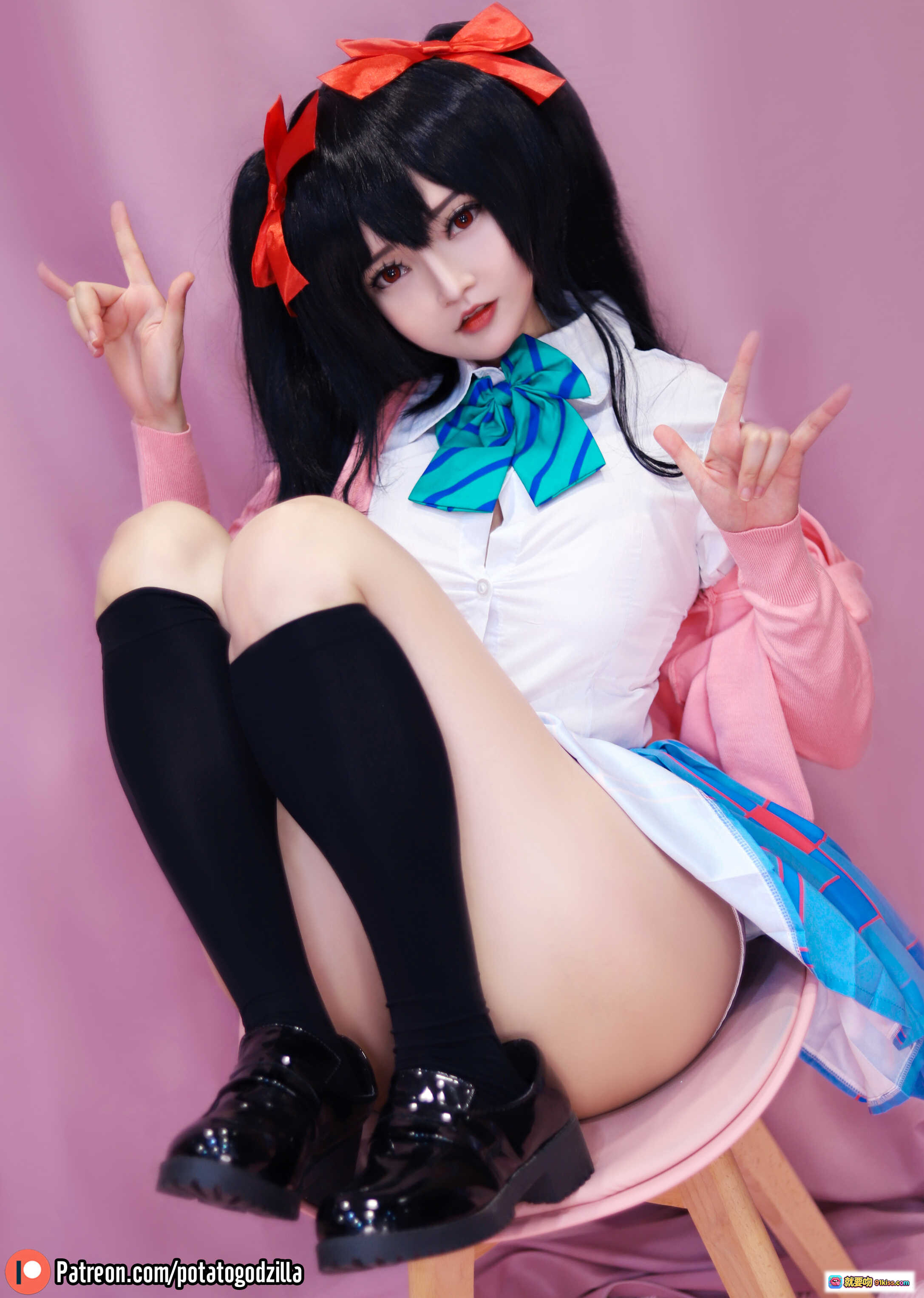 图片[6] - Nico Yazawa Cosplay写真 | 黑发双马尾红蝴蝶结 | 白衬衫蓝裙黑过膝袜 | 粉色背景少女姿势 | Potato Godzilla NO.031 20P高清图集 - 就要吻