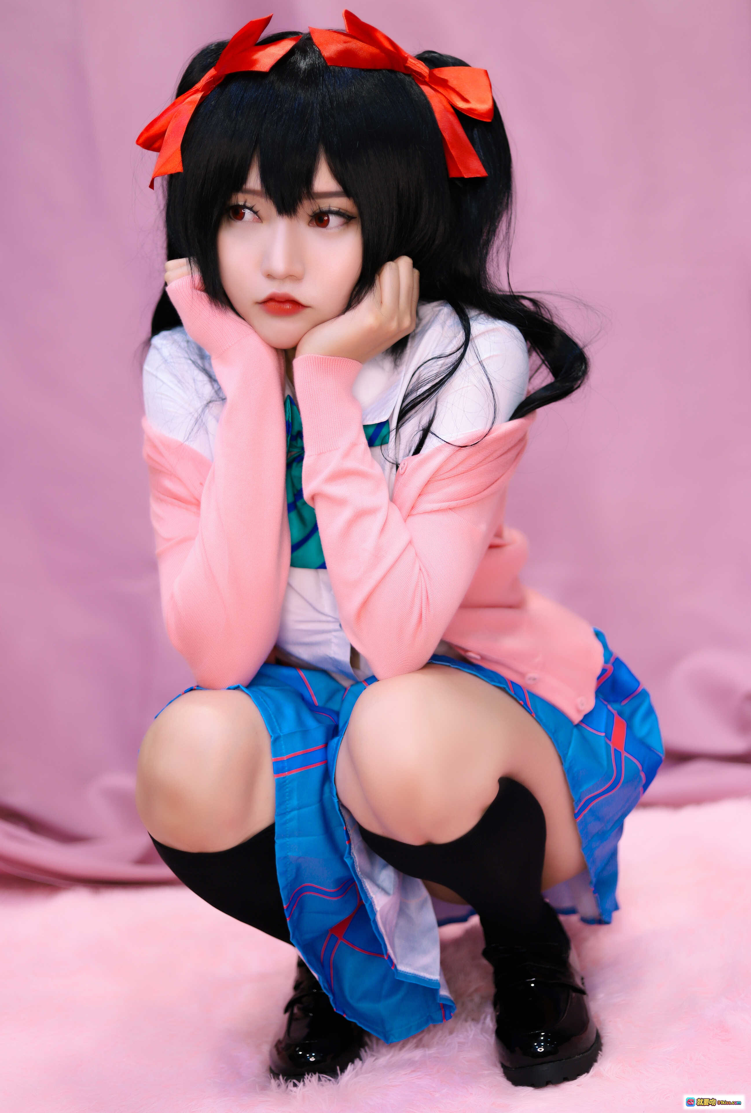 图片[3] - Nico Yazawa Cosplay写真 | 黑发双马尾红蝴蝶结 | 白衬衫蓝裙黑过膝袜 | 粉色背景少女姿势 | Potato Godzilla NO.031 20P高清图集 - 就要吻