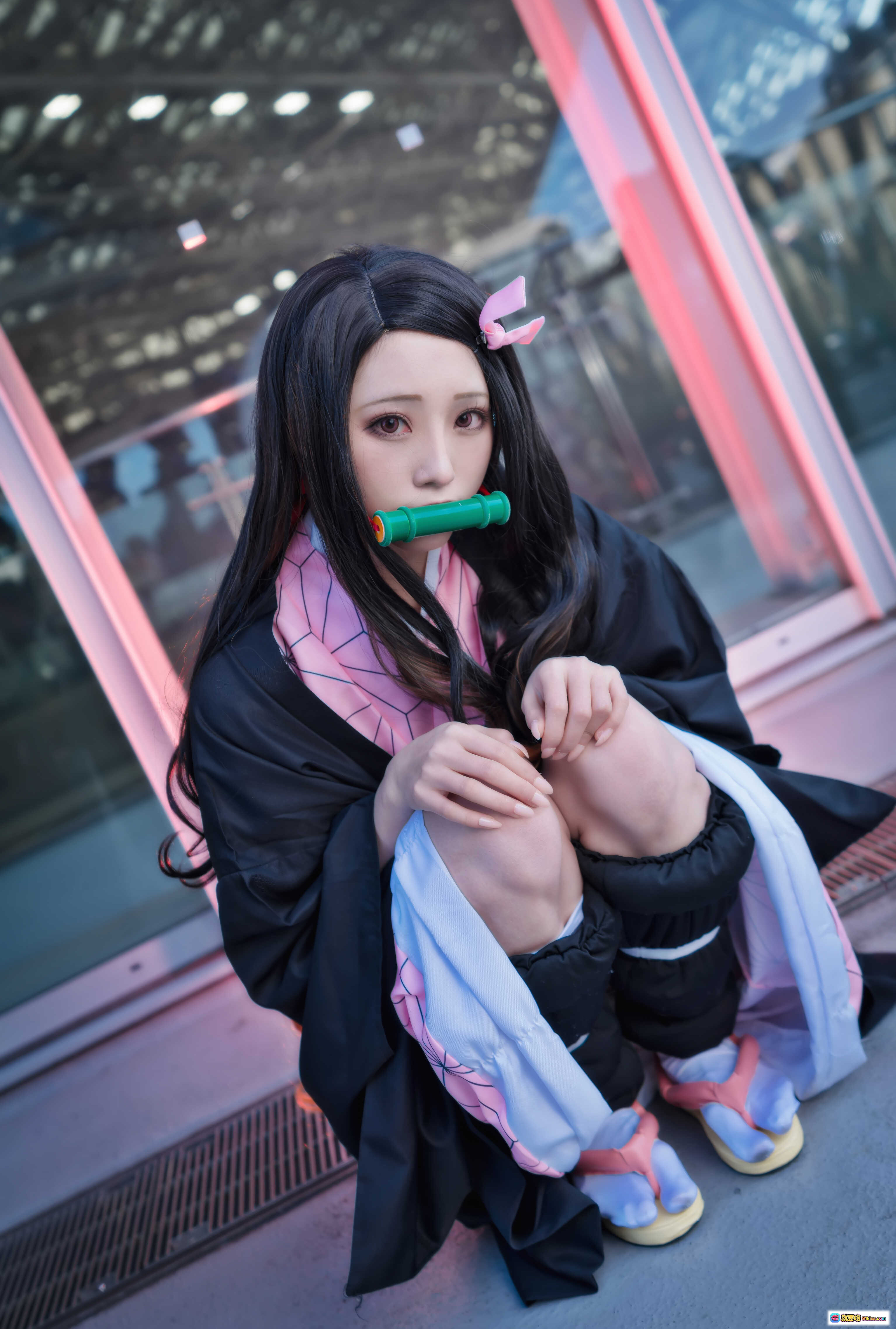 图片[1] - 鬼灭之刃祢豆子Cosplay 灶门祢豆子经典造型 黑发粉蝶结竹筒口枷 和服日系二次元COS写真 Kitaro绮太郎NO.061 - 就要吻