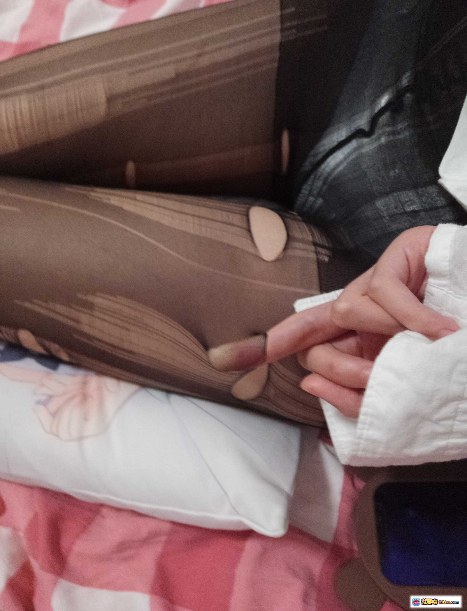 图片[8] - 眼酱大魔王w NO.015 黑丝美腿写真 13P高清图集 猫咪陪睡粉白格床单 精致私房摄影 - 就要吻