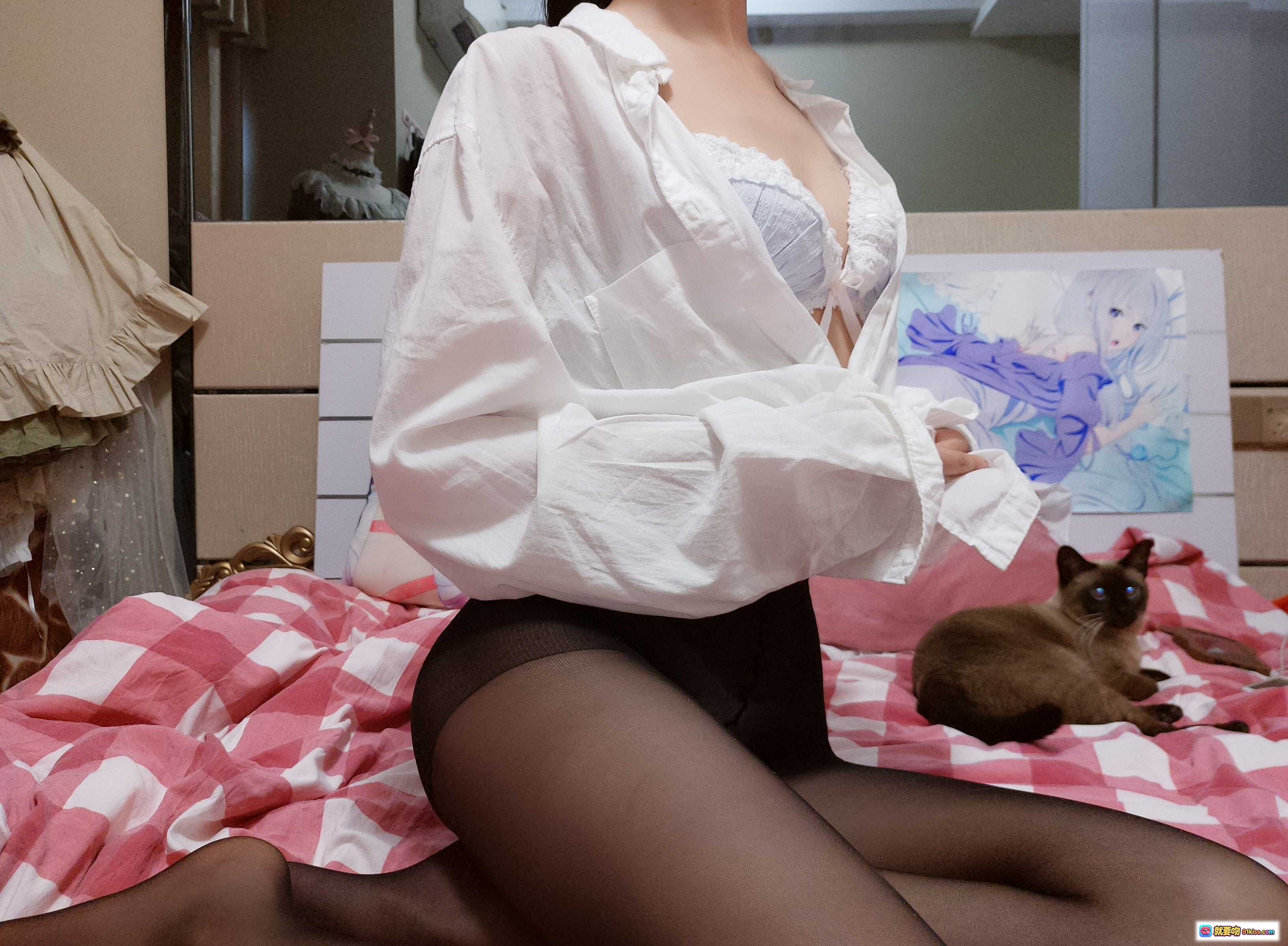 图片[7] - 眼酱大魔王w NO.015 黑丝美腿写真 13P高清图集 猫咪陪睡粉白格床单 精致私房摄影 - 就要吻