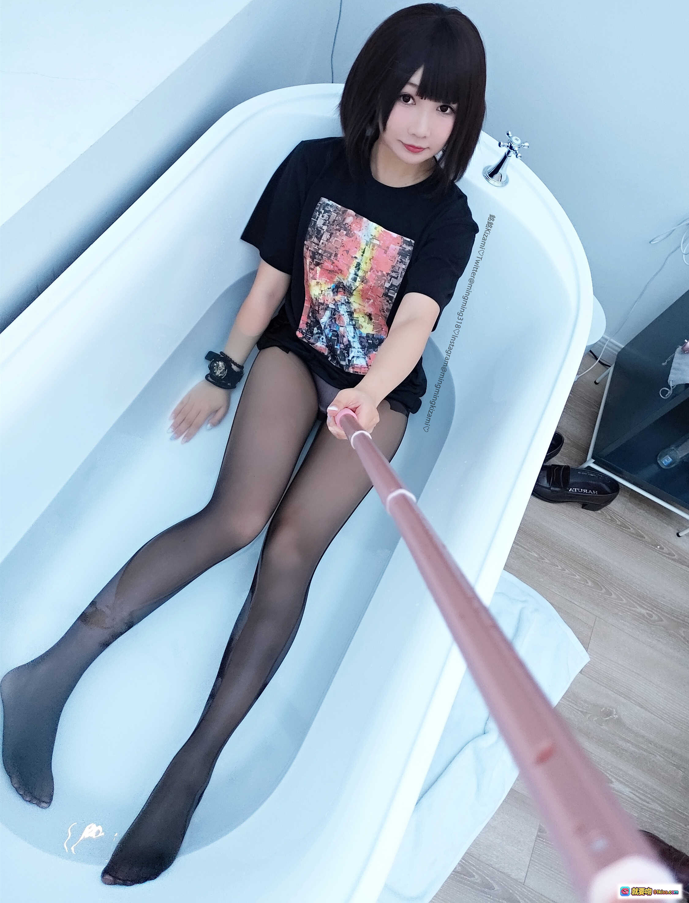 图片[4] - 铭铭Kizami Vol.008 黑丝美腿浴缸比耶写真 时尚T恤性感私房照 - 就要吻