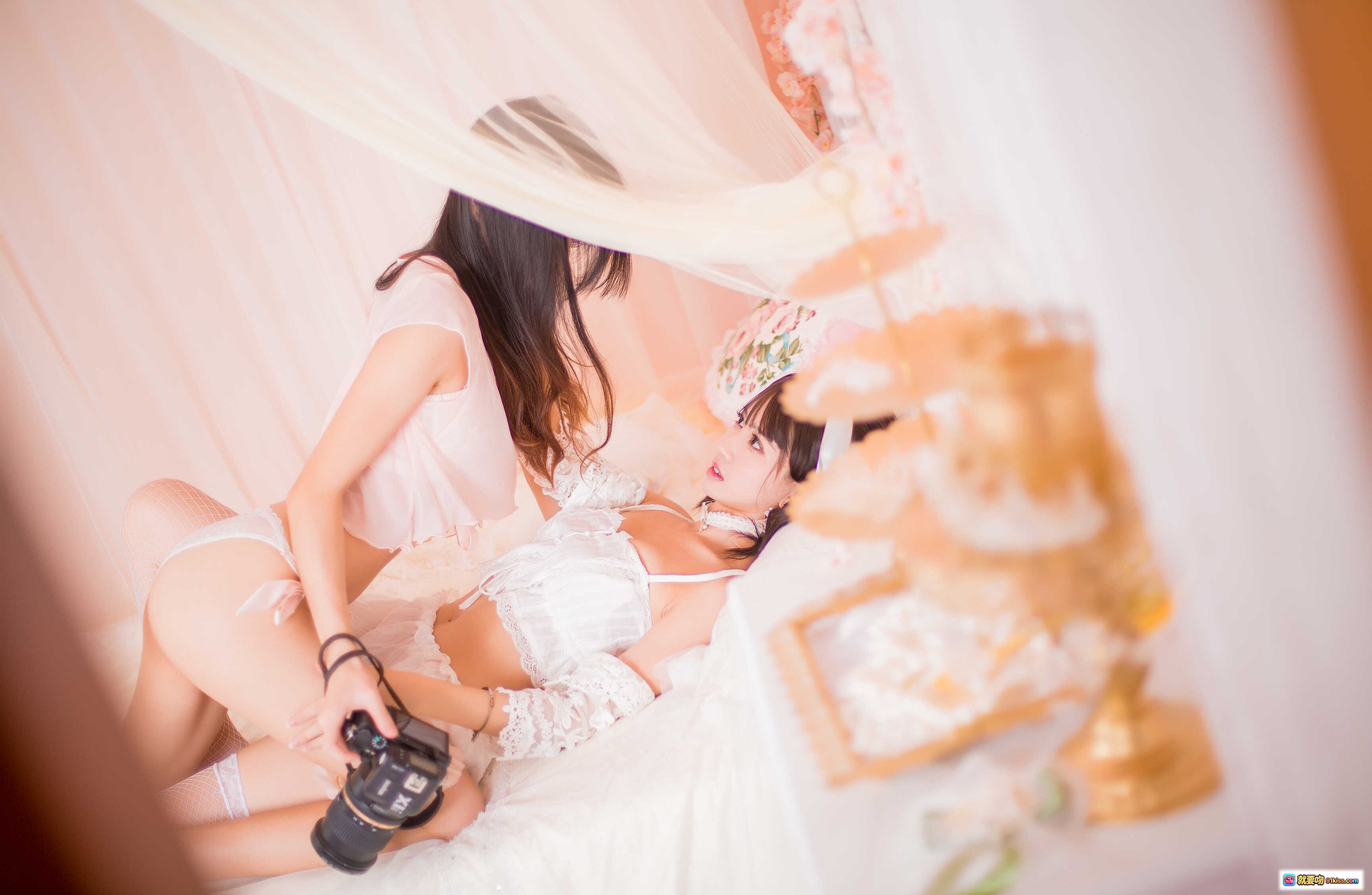 图片[2] - 桜桃喵×鳗鱼霏子 百合互动写真 20P高清图集 粉裙白袜少女视角 亲密触碰瞬间 收藏级摄影集 - 就要吻