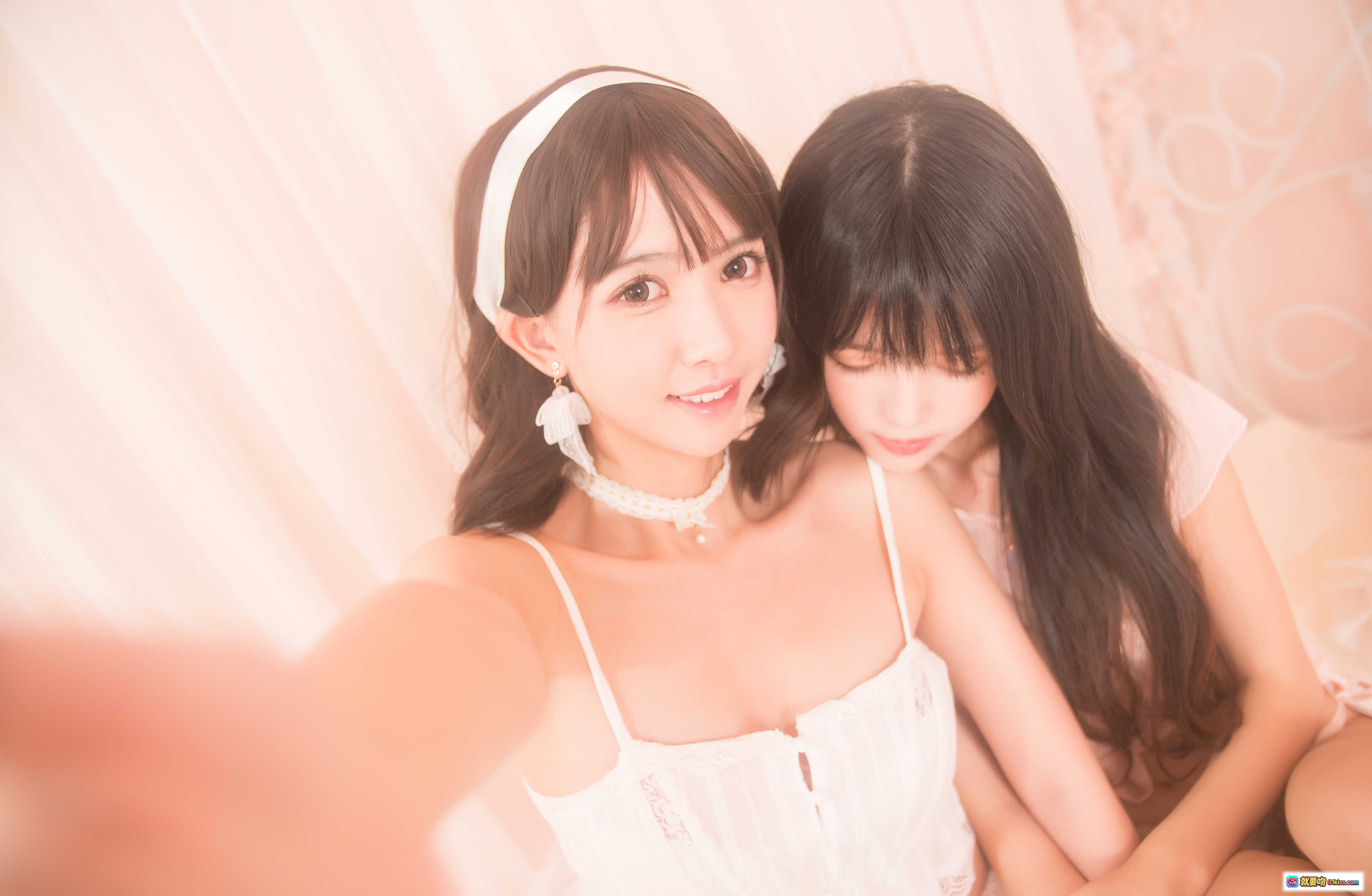 图片[10] - 桜桃喵×鳗鱼霏子 百合互动写真 20P高清图集 粉裙白袜少女视角 亲密触碰瞬间 收藏级摄影集 - 就要吻