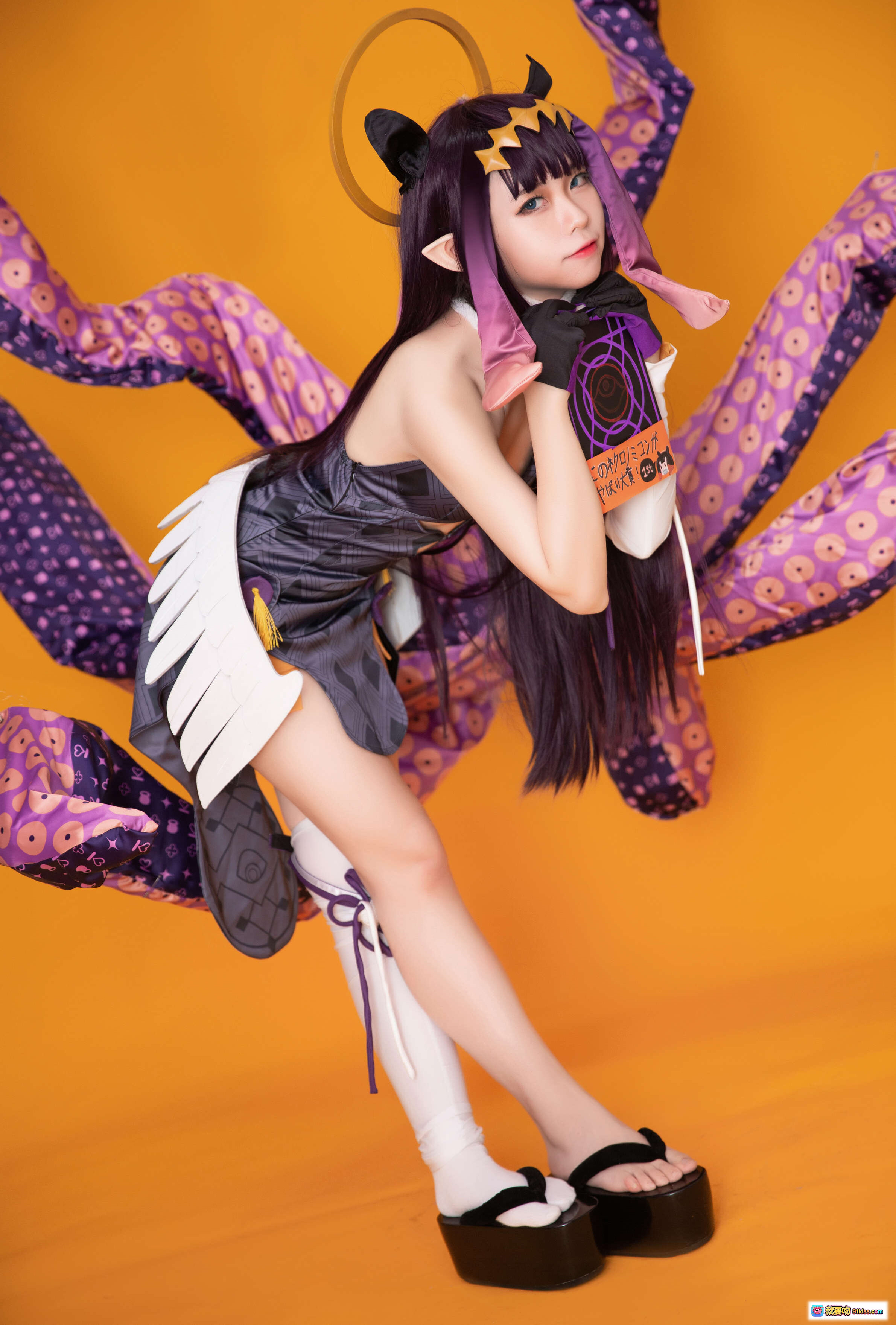 图片[1] - G44不会受伤 NO.036 一伊那尔栖 Cosplay 紫发恶魔角 白翼黑裙 高筒袜木屐 万圣节风 24P高清图集 - 就要吻