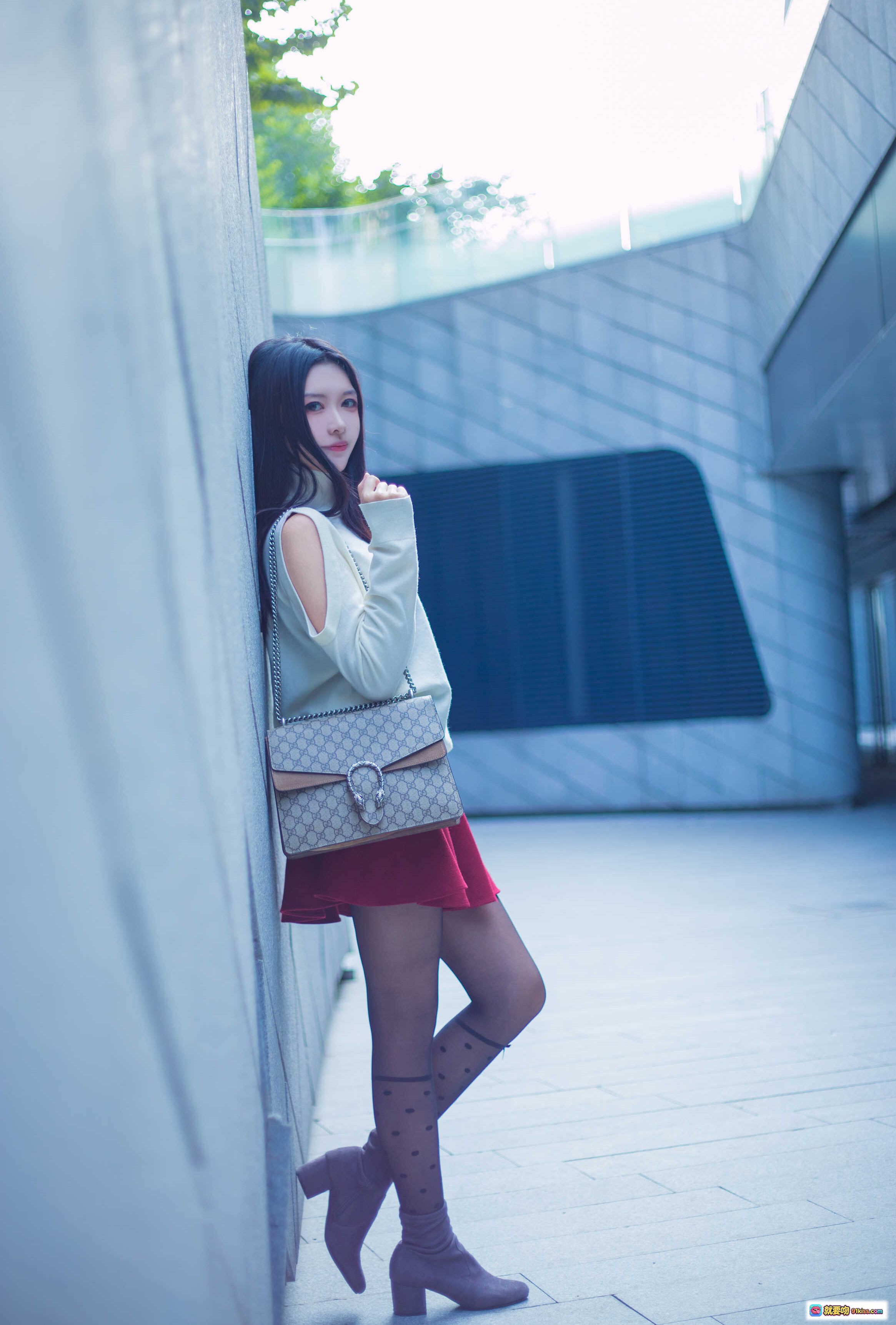 图片[9] - 源纱希喵喵喵 NO.001 清风银河SOHO日常街拍 白色高领毛衣红色百褶裙黑丝美腿时尚写真12P - 就要吻