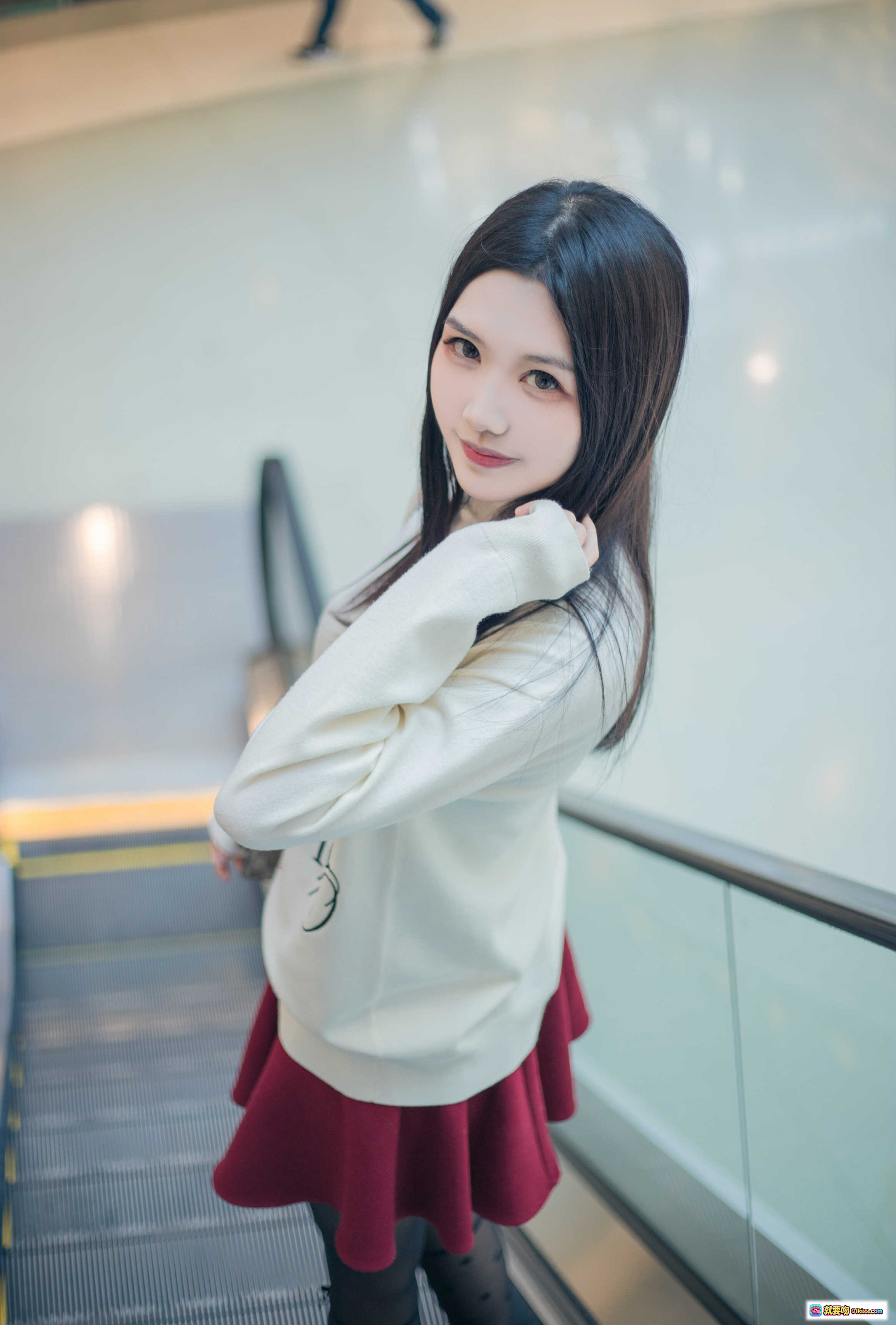 图片[6] - 源纱希喵喵喵 NO.001 清风银河SOHO日常街拍 白色高领毛衣红色百褶裙黑丝美腿时尚写真12P - 就要吻